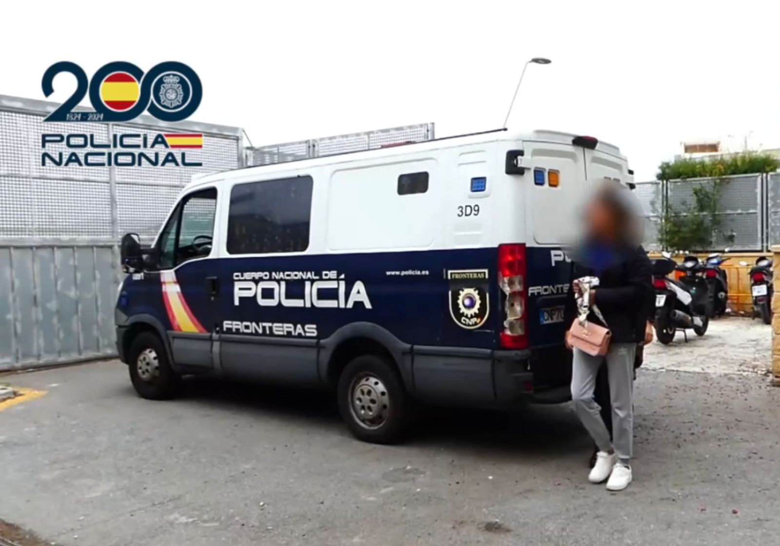 Traslado de detenidos en la Jefatura Superior de Policía de Ceuta.