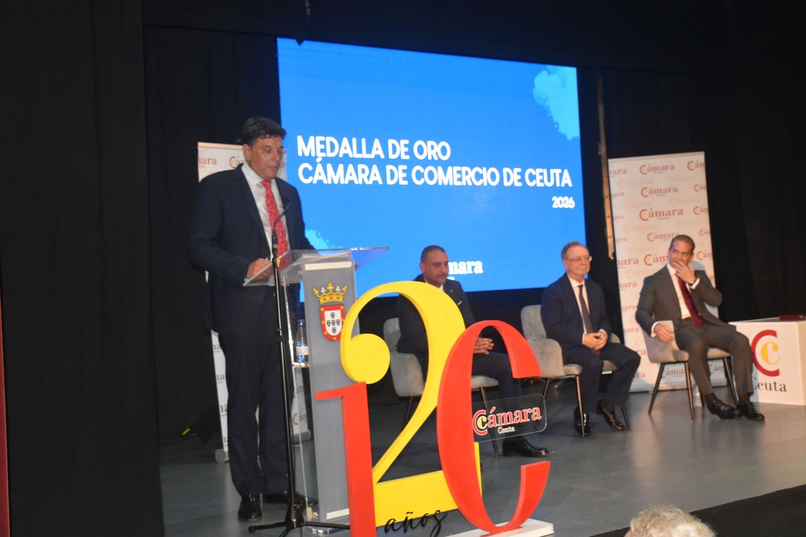 Luhay Hamido recibe la Medalla de Oro de la Cámara por su compromiso con el deporte ceutí