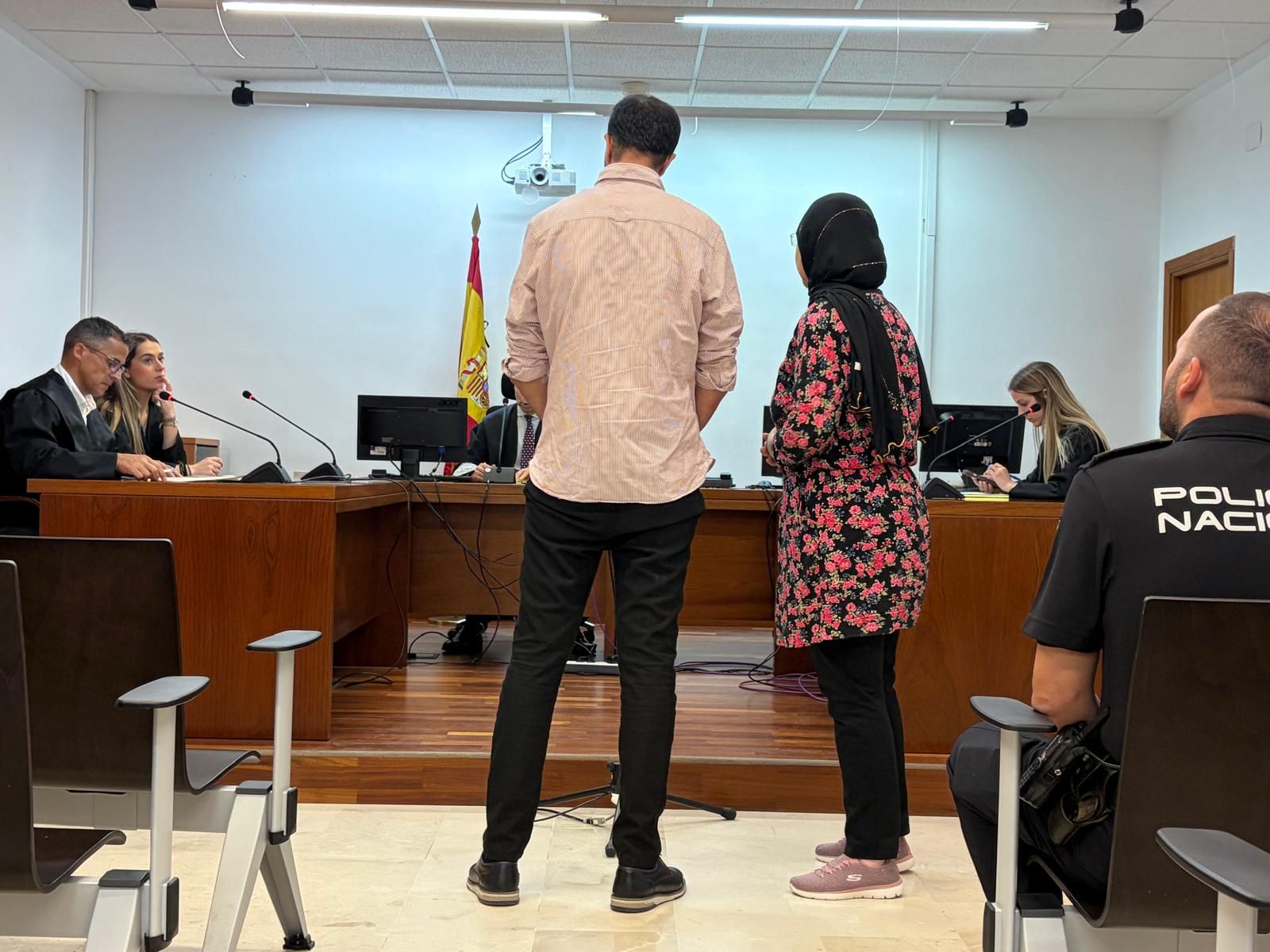 El acusado, mientras reconoce los cargos ante el tribunal por medio de una intérprete.