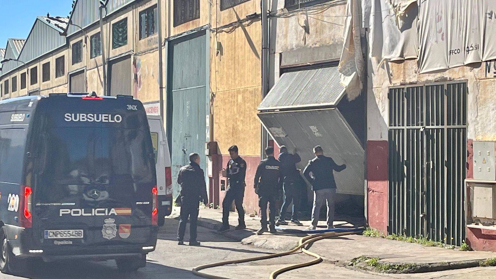 La furgoneta de los agentes de subsuelo de la Policía Nacional