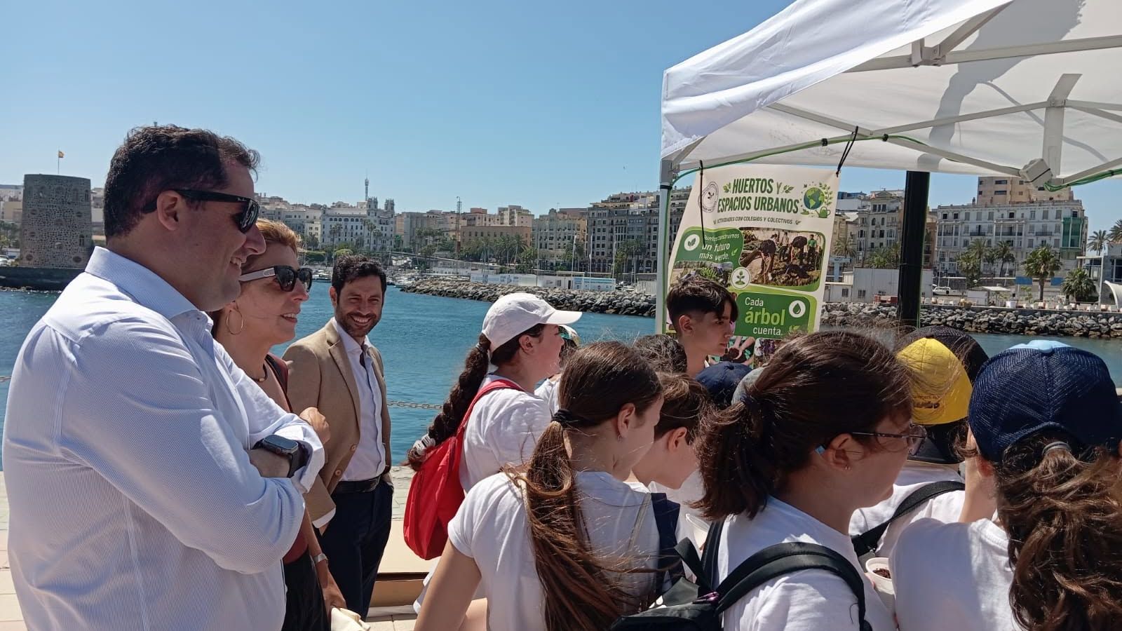 Ramírez, Peñalver y Zafra visitan el stand de la Asociación Huertos Urbanos
