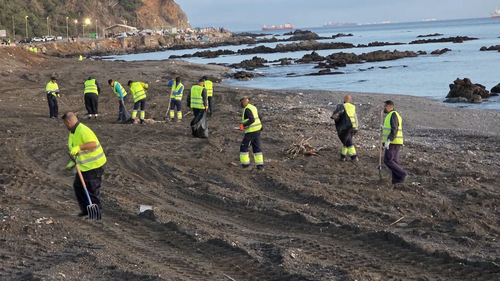 Continúa la recuperación de la playa del Trampolín tras la retirada de más de 200 toneladas de residuos
