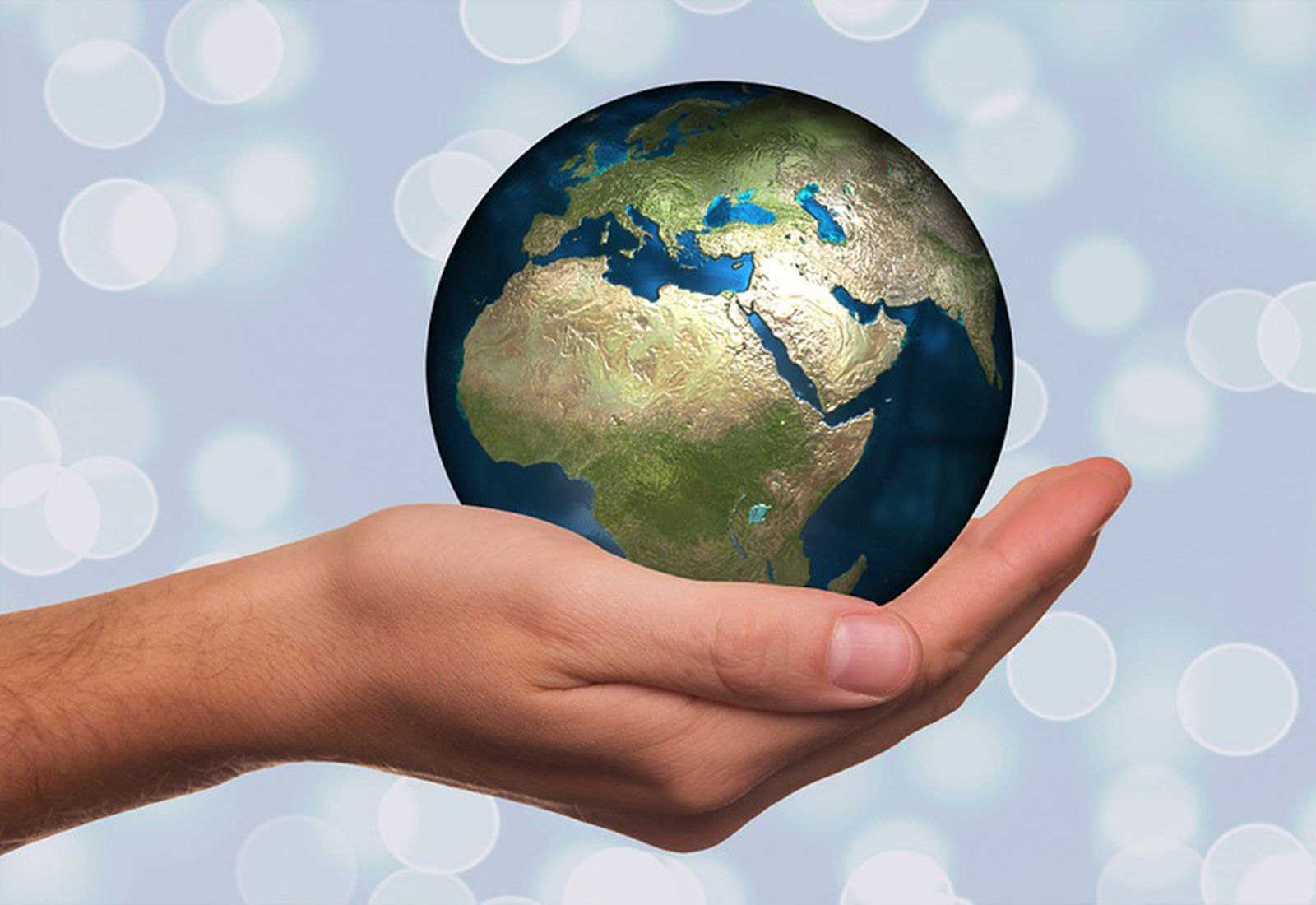 Mano sosteniendo el Mundo.