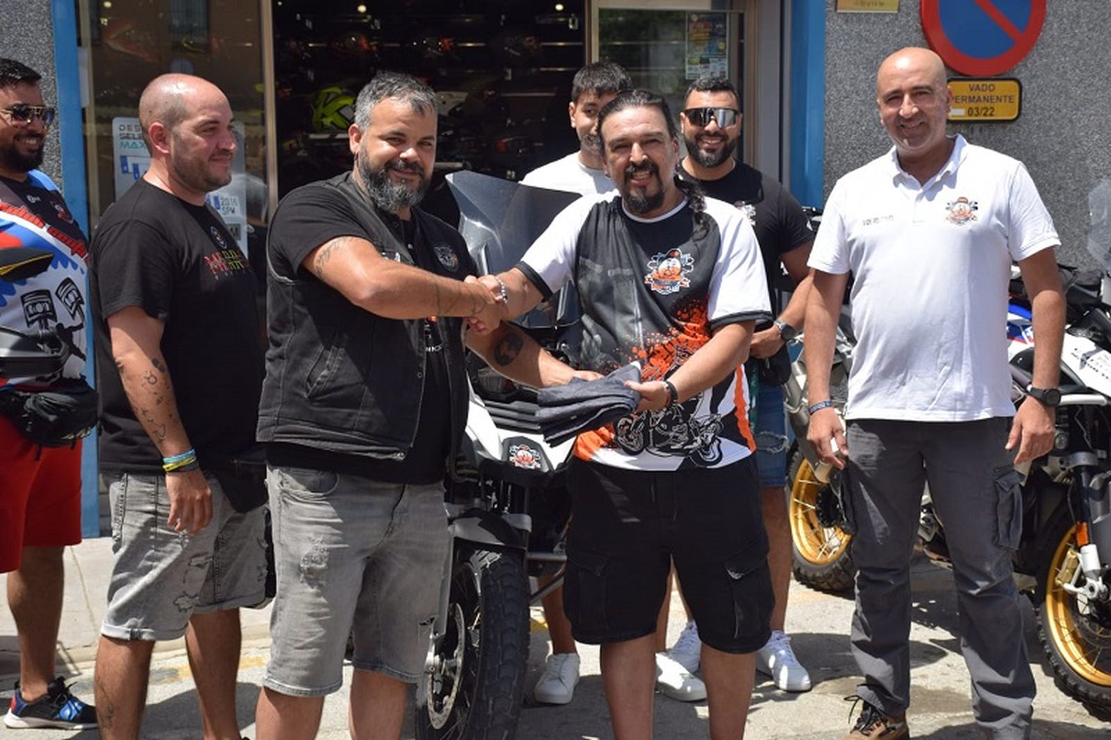 Gones entrega la bandera al presidente de Adventure Trail, Hamido Abdeselam. / FOTO NICOL´S