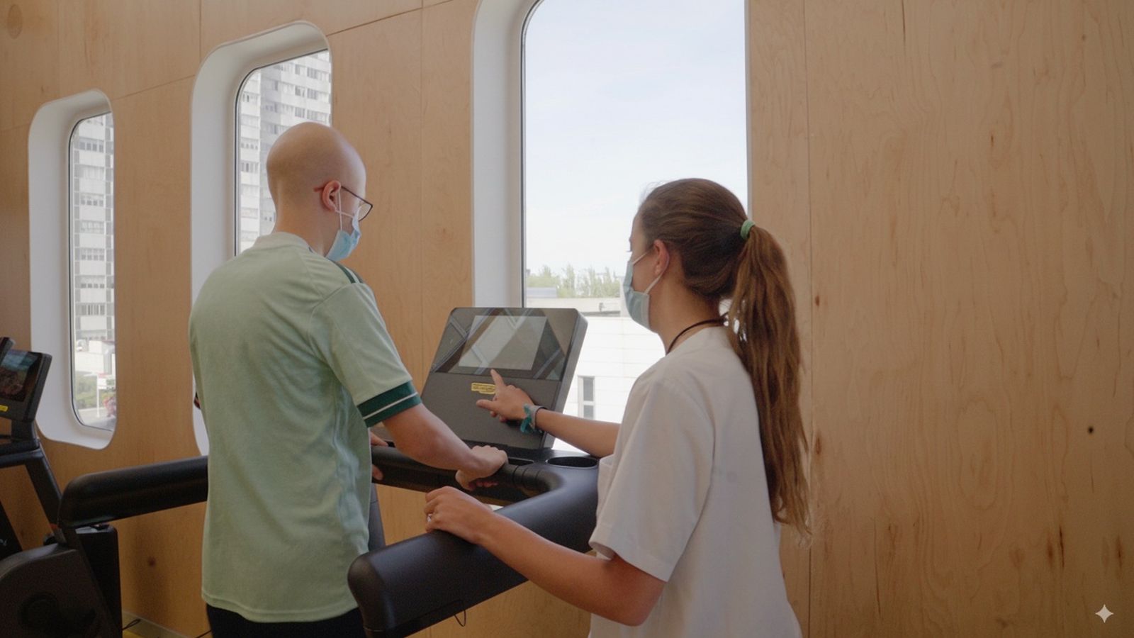 Un adolescente con cáncer practica ejercicio en la Aceleradora Unoentrecienmil de La Paz (Madrid)
