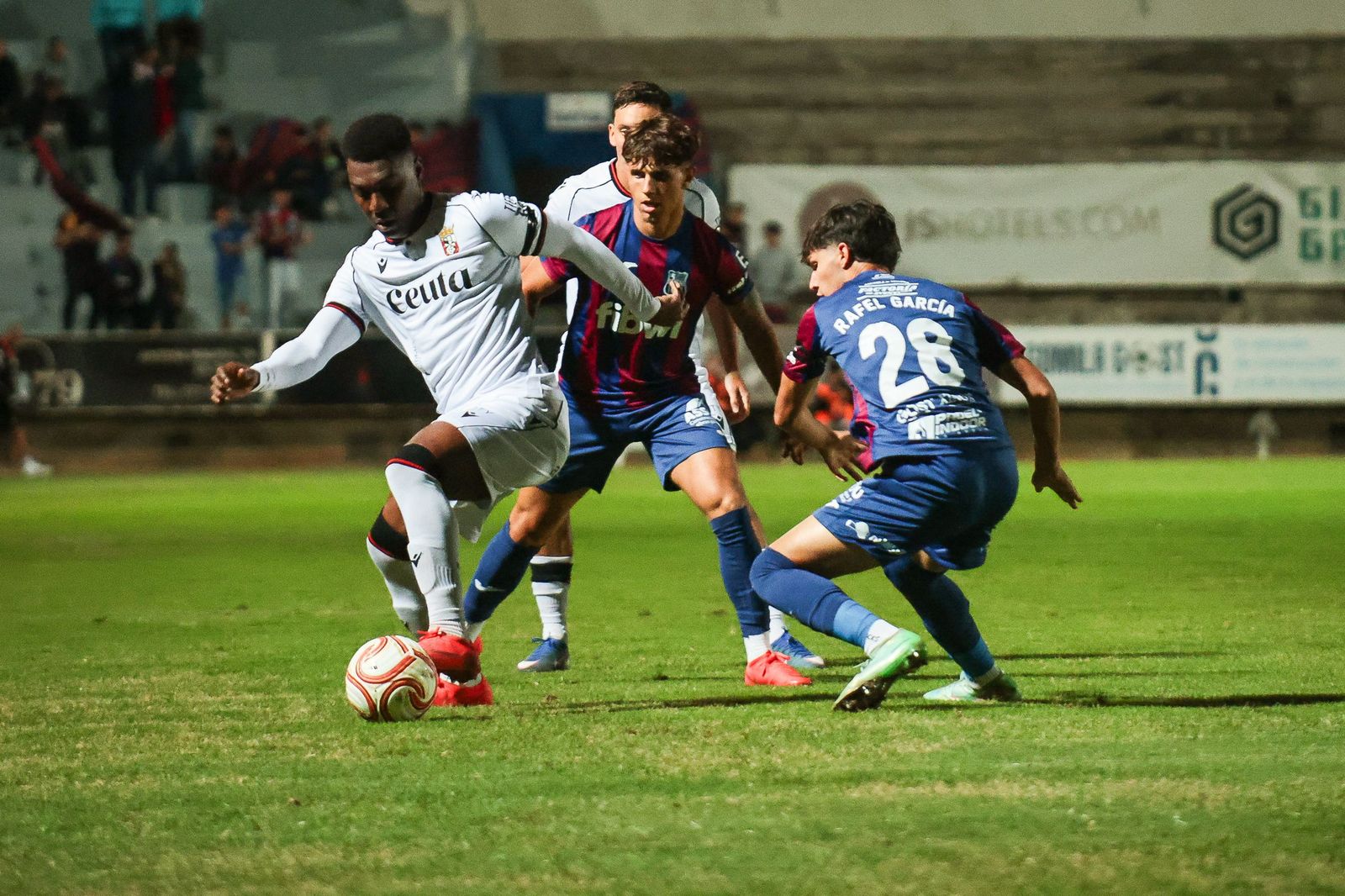 Victoria poco convicente del Ceuta ante el Poblense (1-2) para avanzar en Copa