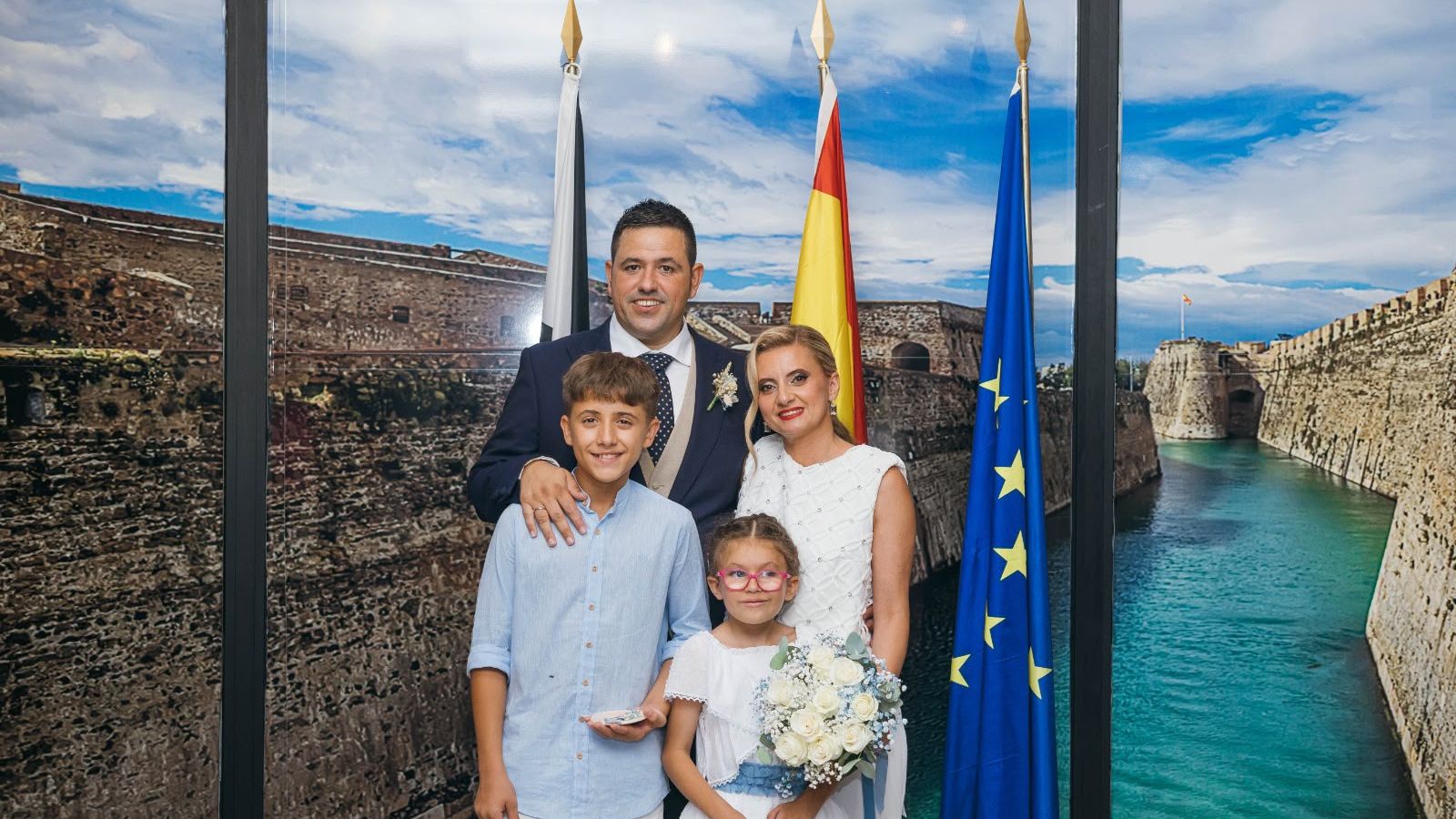 El recién formado matrimonio posa con sus hijos