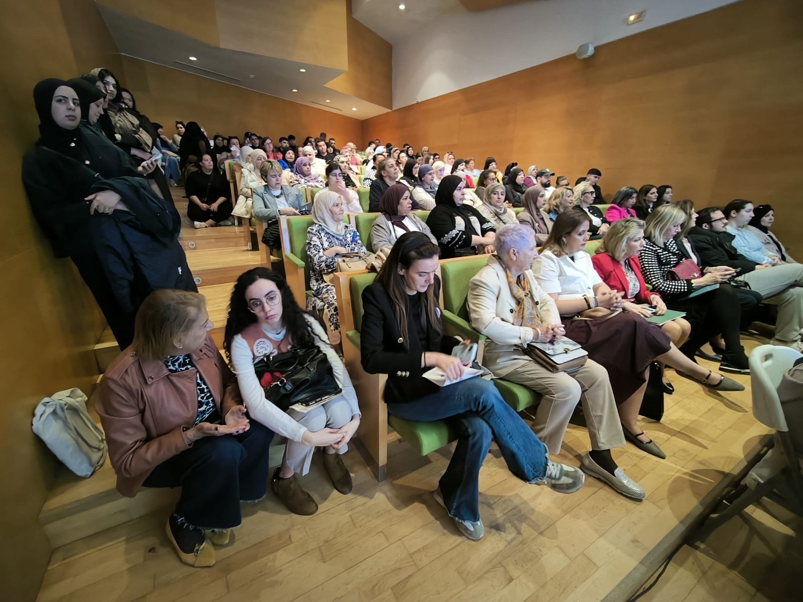 Asistentes a la jornada del Foro Empleo y Mujer celebrada esta mañana en las Murallas Reales
