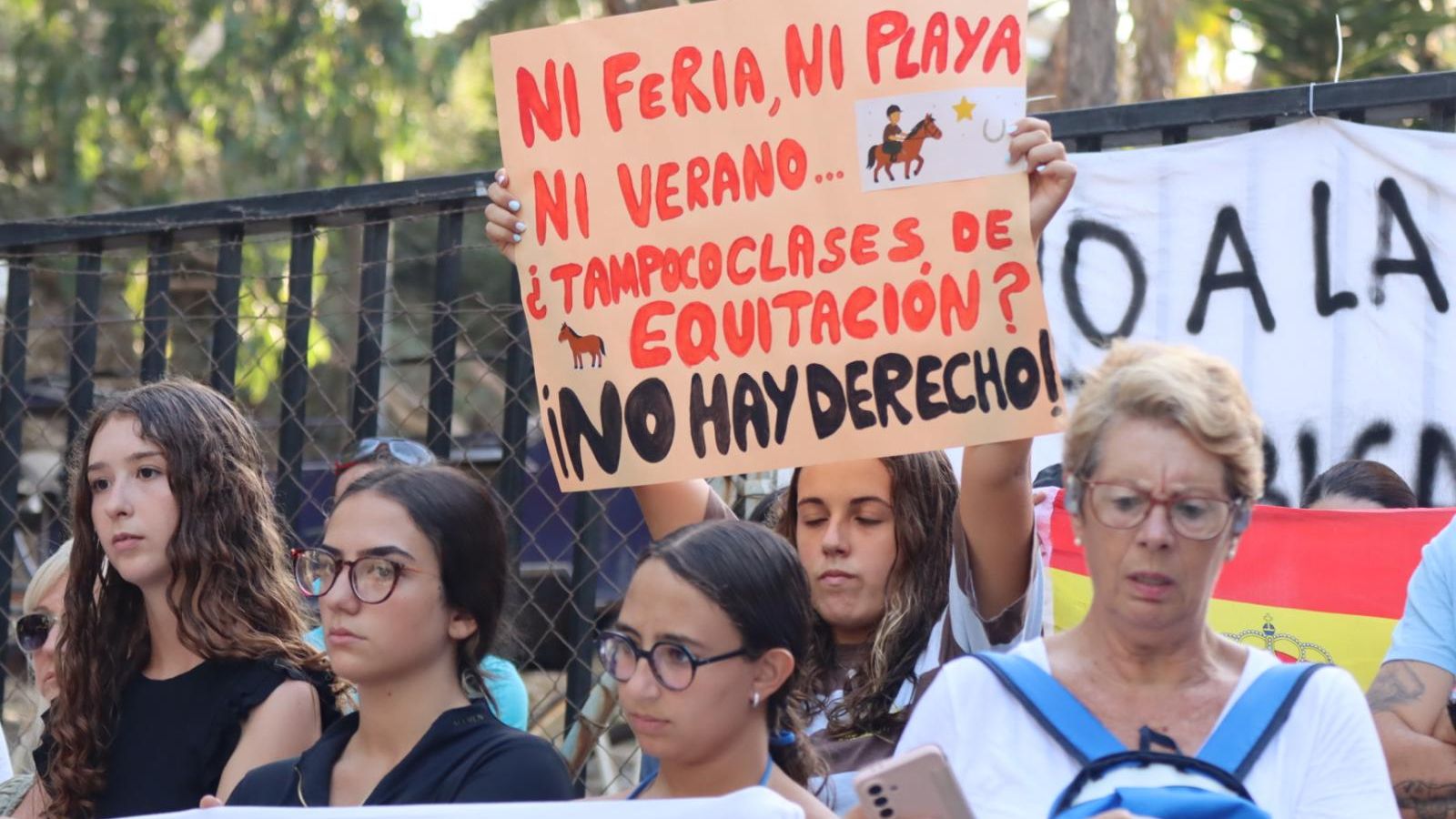Concentración a las puertas del Centro Ecuestre para protestar contra su uso para la acogida de migrantes