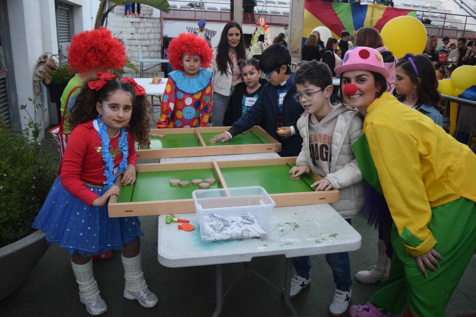 El concurso de carnaval infantil disfraza el Auditorio de la Marina con motivos de circo