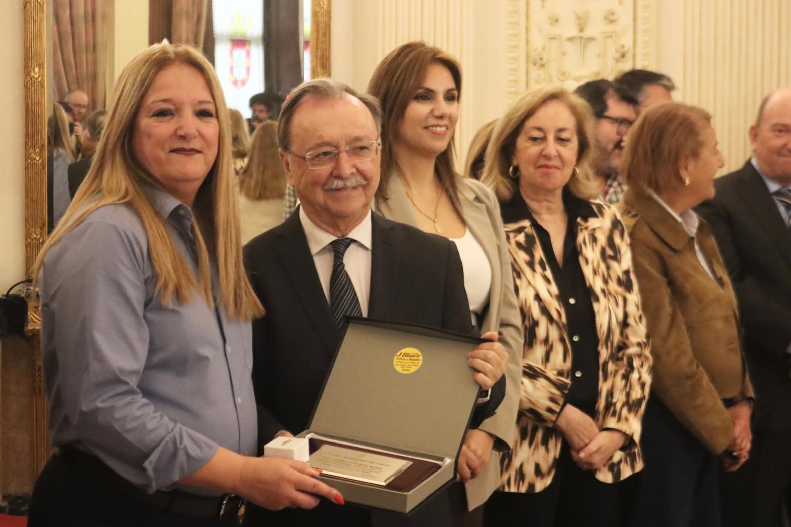 Acto de entrega de reconocimientos por el Día del Funcionario en el Salón del Trono