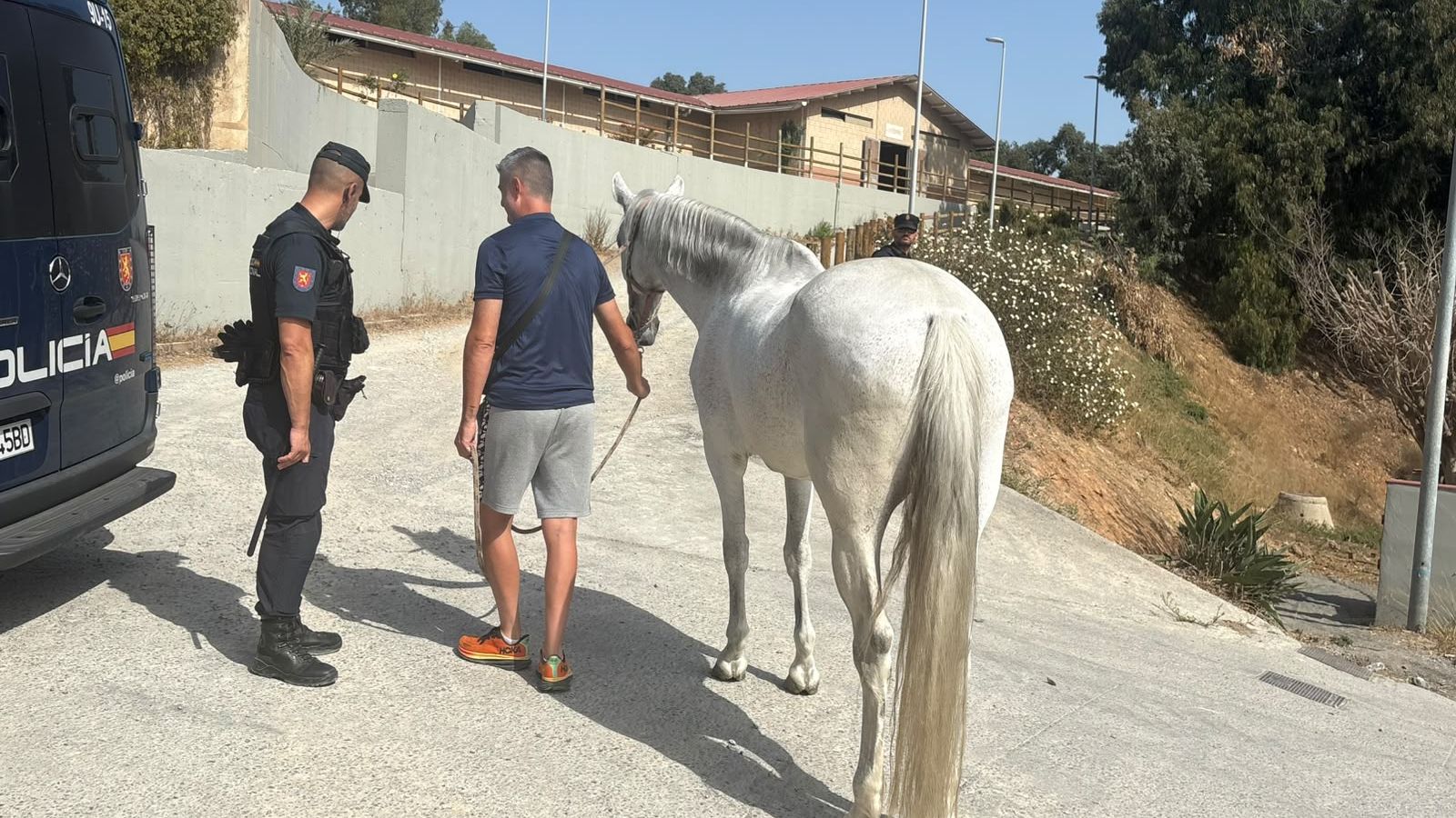 Un usuario del Centro Ecuestre saca su caballo de la pista donde colocarán modulares para la acogida de migrantes