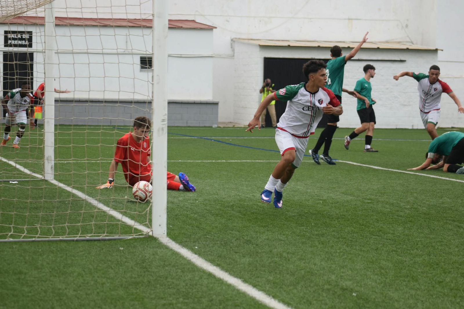 (2-1) El Sporting remonta para superar al Alhendín
