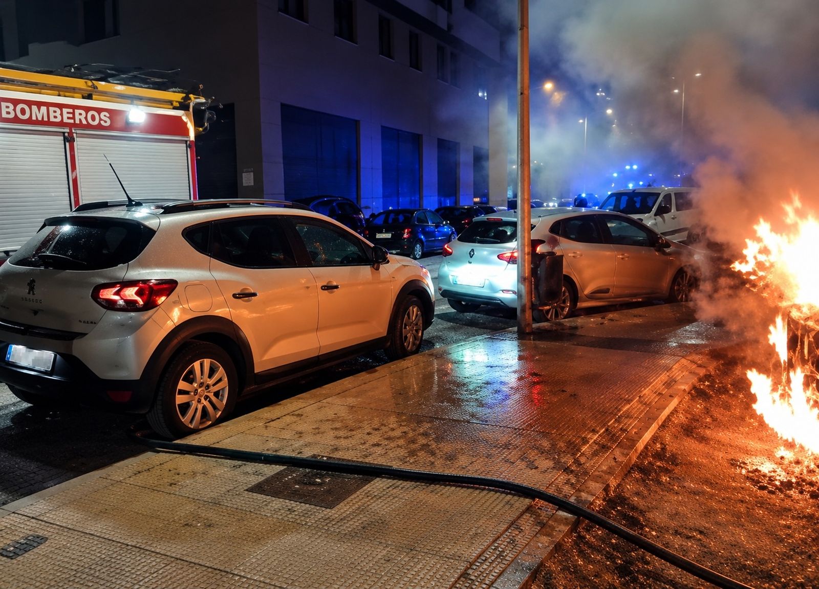 Un incendio arrasa dos coches y causa daños en otros tres en la zona de Molino