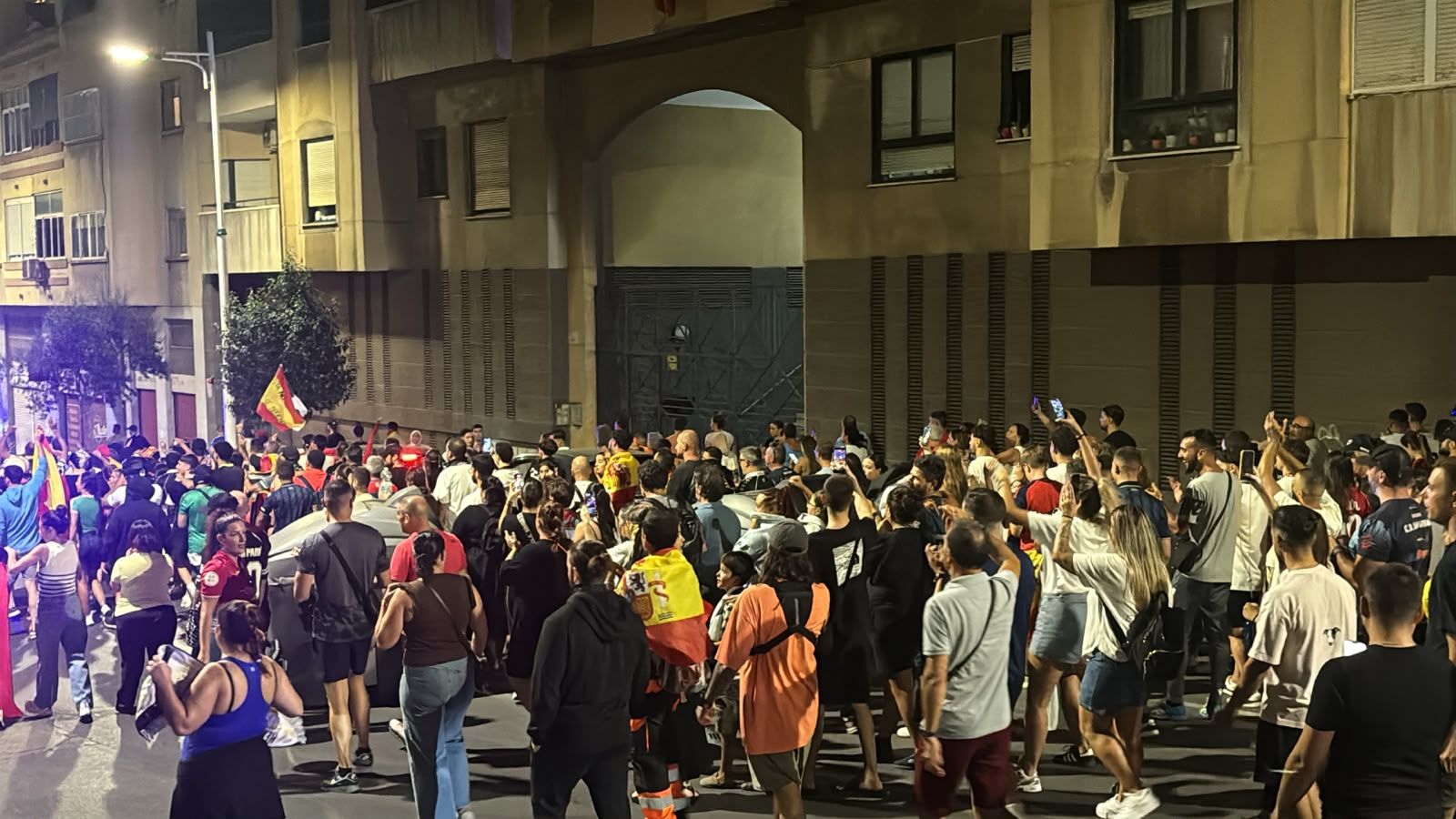 Ciudadanos se manifiestan en las barriadas de la ciudad contra la gestión de la crisis
