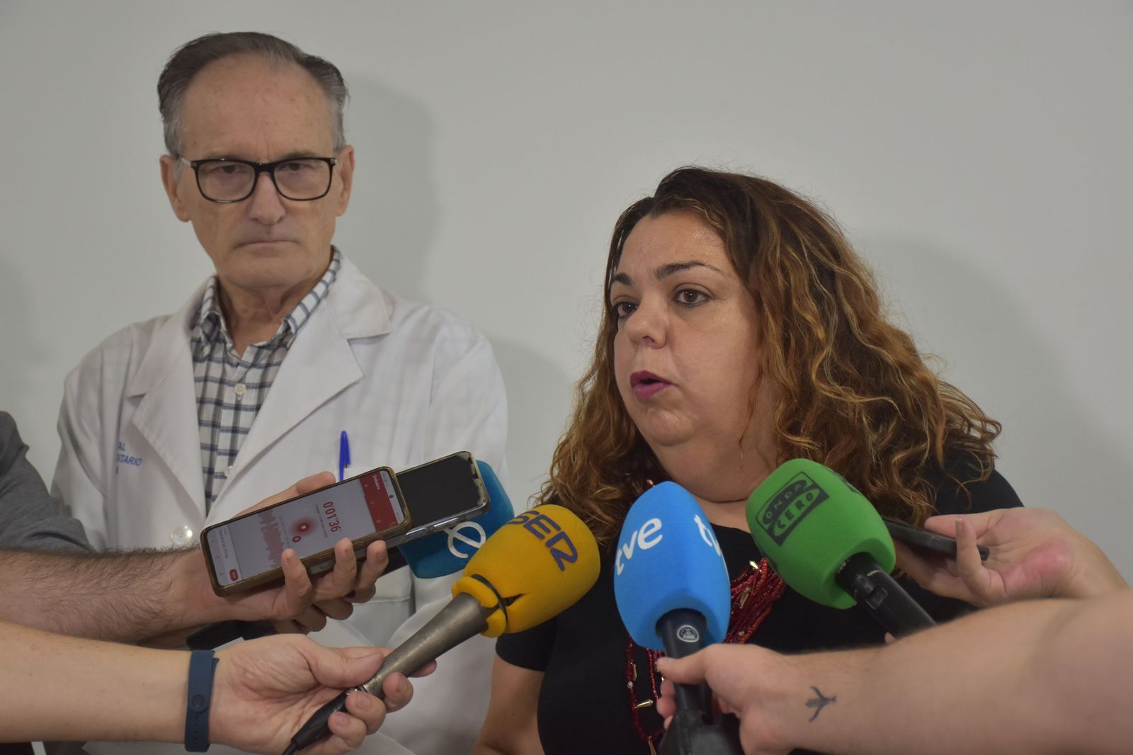 La delegada del Gobierno en Ceuta, Cristina Pérez, compareciendo junto al director territorial del INGESA, Jesús Lopera, este martes en Otero