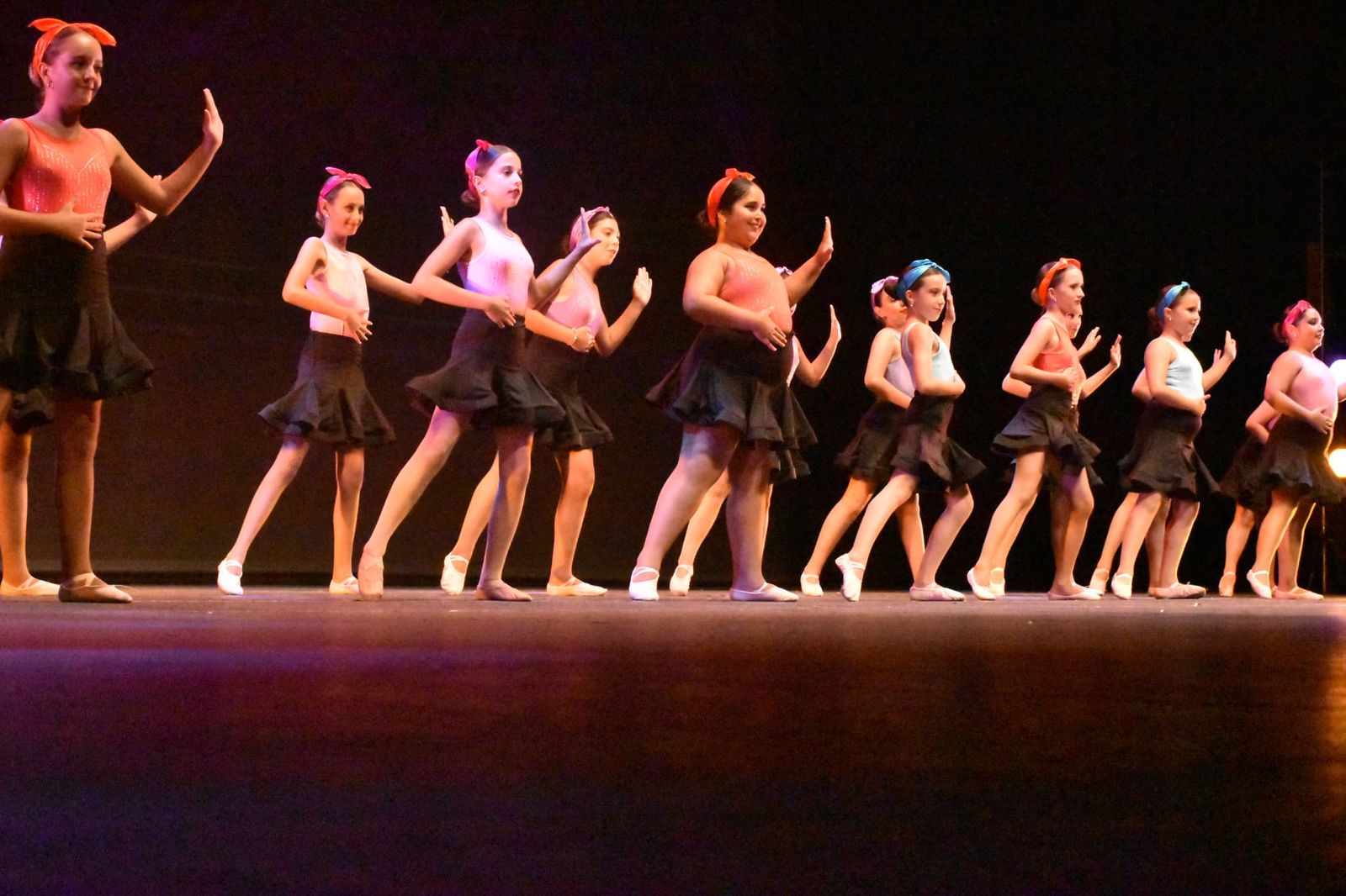 Más de cien bailarinas convierten el Revellín en un escenario de emoción y talento