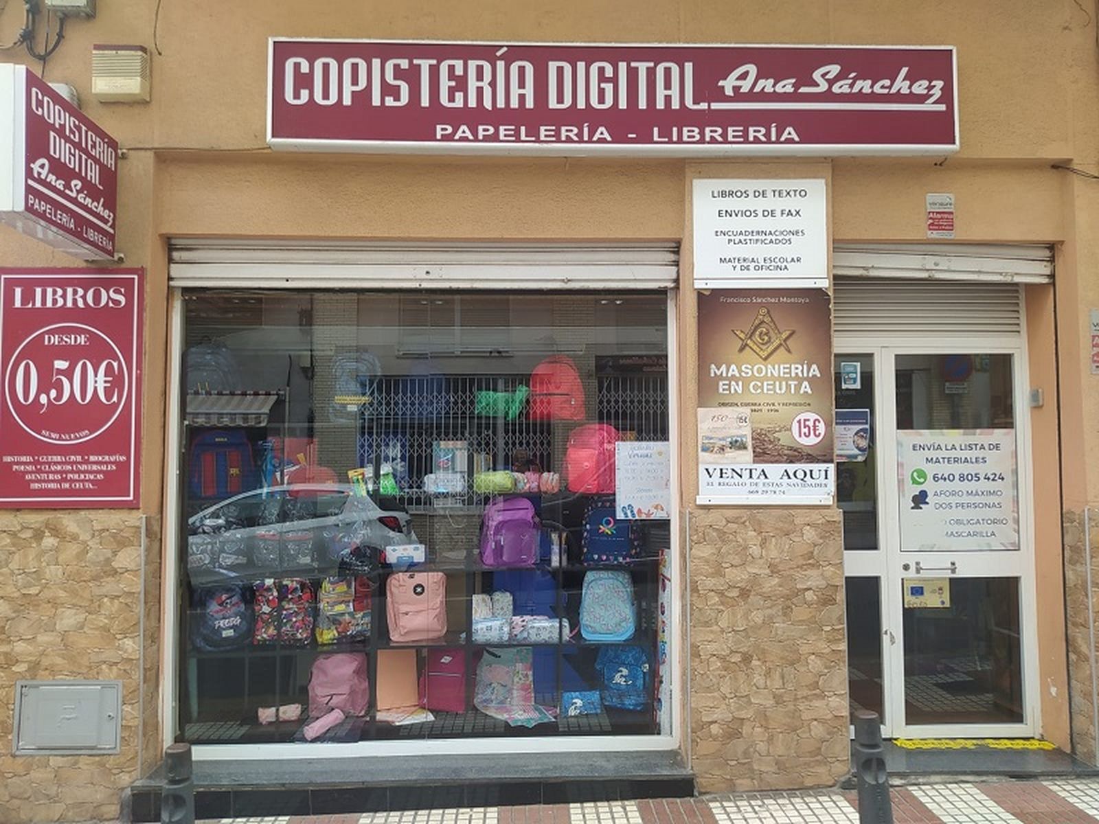 La copistería que nació en 2013 y mantiene a diario unas largas colas, con un secreto: traerlo todo, tener una sonrisa siempre y apostar por la comunicación con el cliente / FOTO CEDIDA
