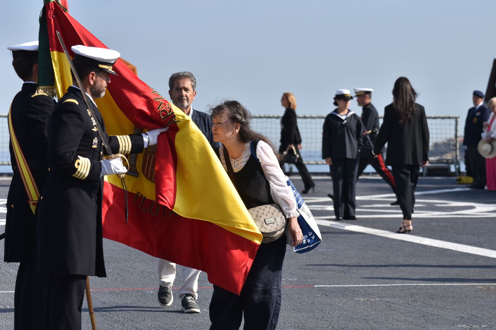 Un momento de la emotiva jura de bandera a bordo del buque anfibio ‘Castilla’.