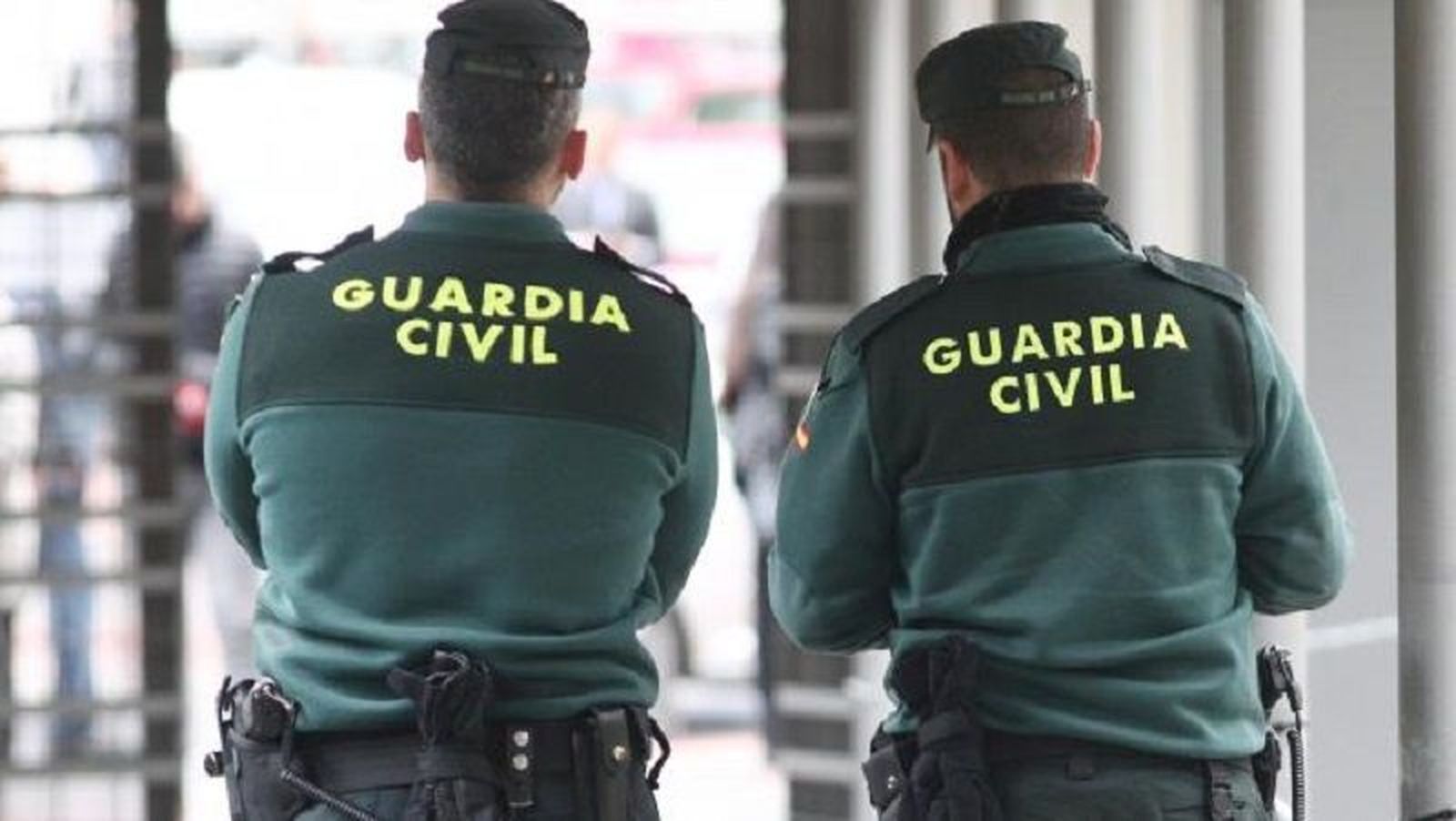 Dos agentes de la Guardia Civil