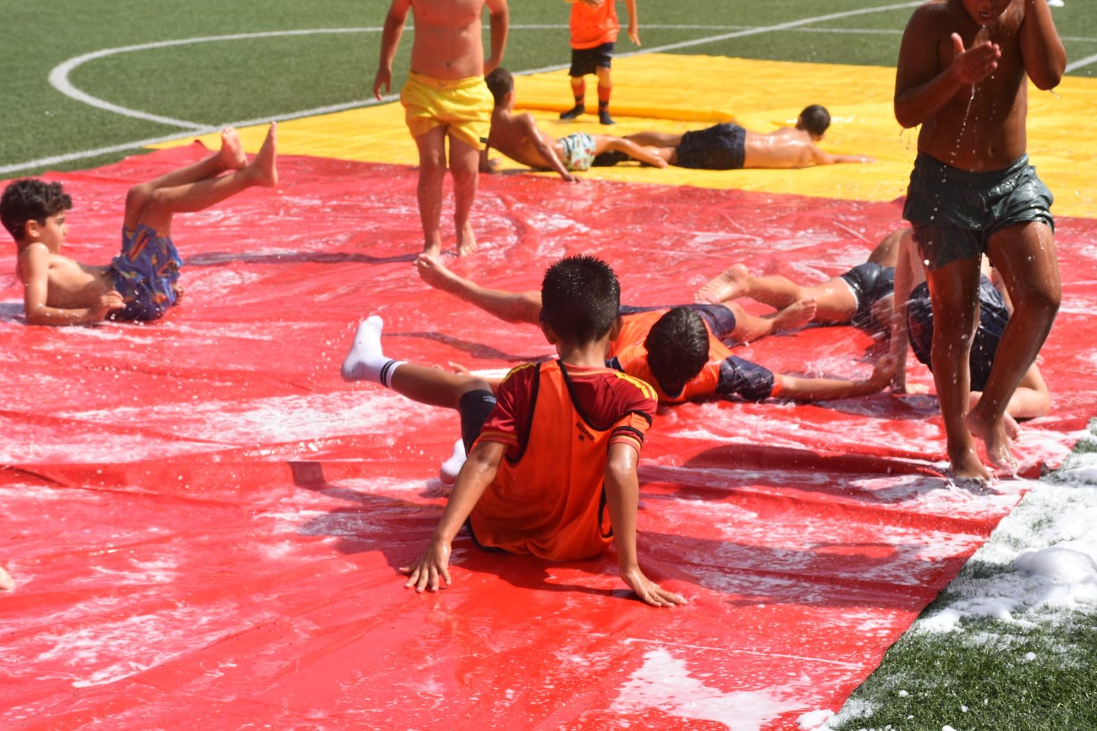 Fiesta de deporte, espuma y convivencia en el Campus de Verano ‘Emilio Cózar’