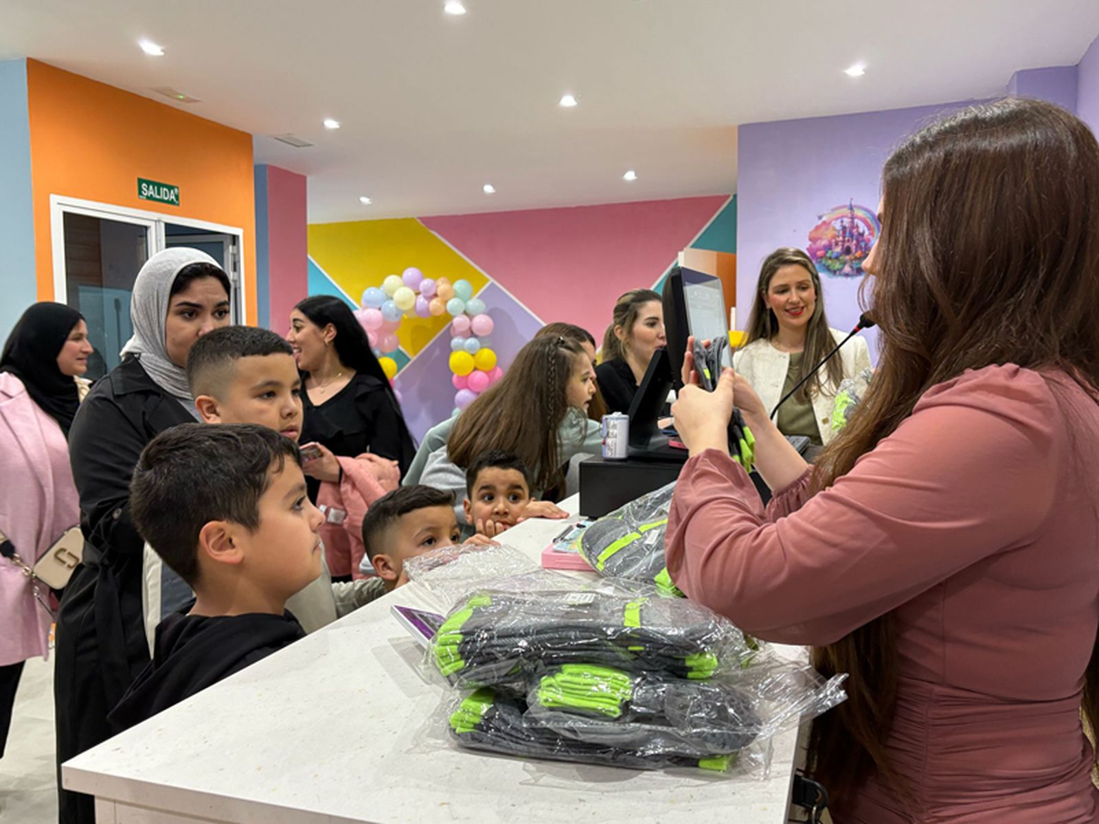 Reparto de los calcetines antideslizantes. / FOTO G.S.