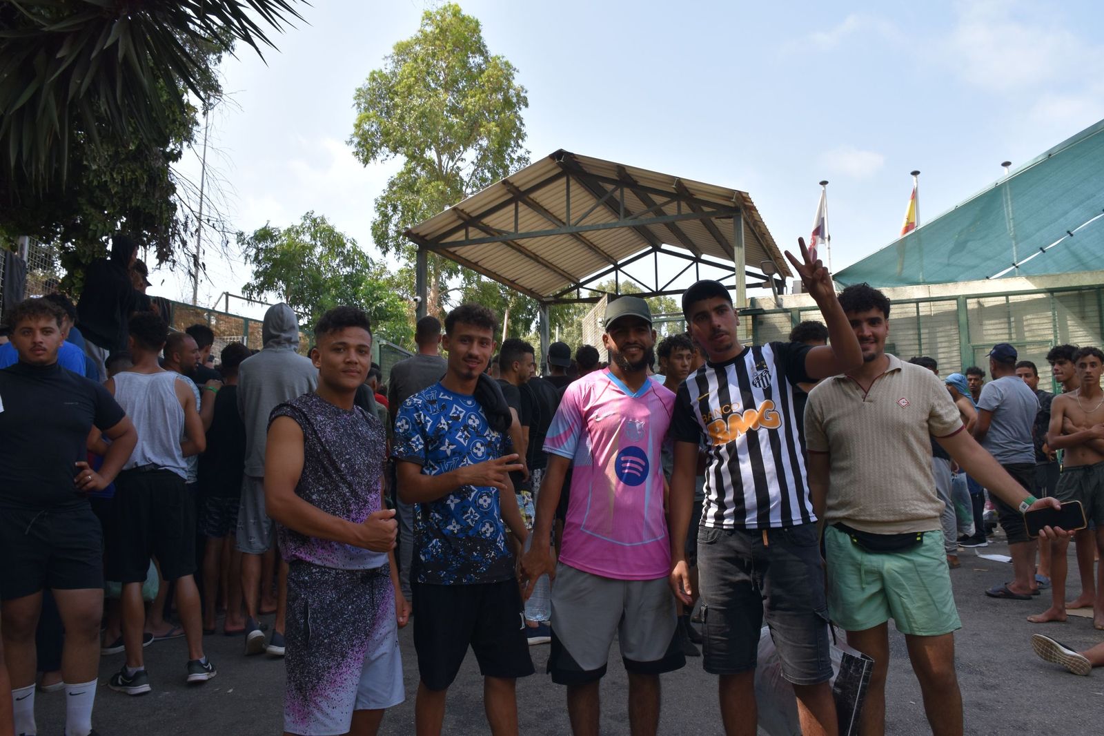 Migrantes en las inmediaciones del CETI el primer día de la entrada masiva