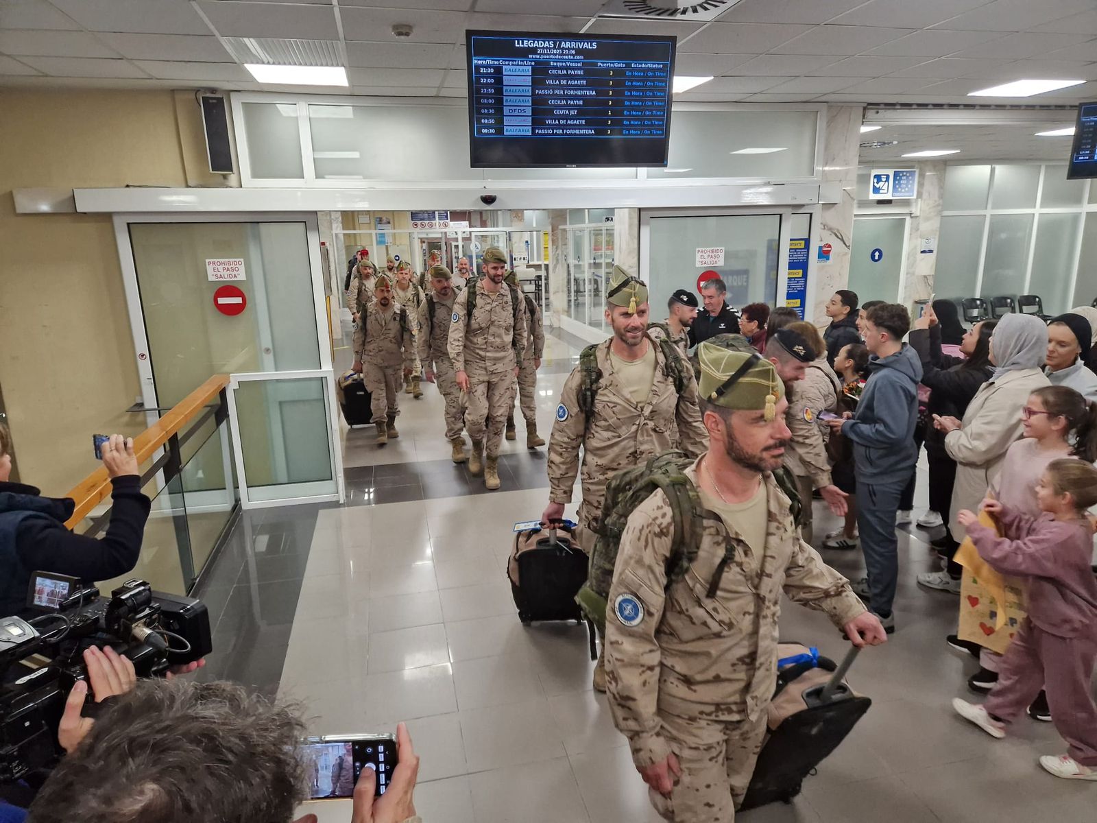 FOTOGALERÍA | De Irak a los brazos de su gente: fotogalería del regreso de la COMGECEU