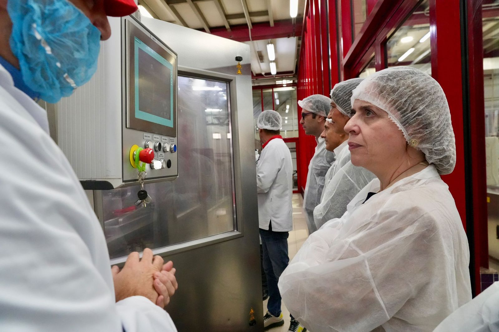 Carlos Cuerpo conoce de primera mano el comercio del Tarajal y los secretos del chocolate Maruja