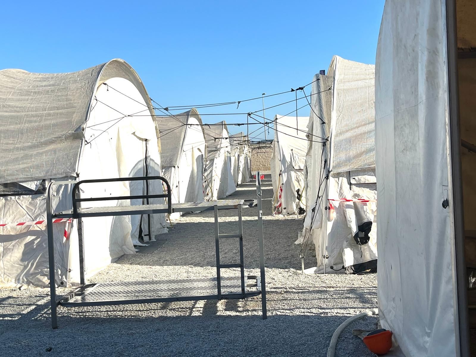 Campamento provisional de acogida de migrantes en Muelle de Poniente, el Puerto
