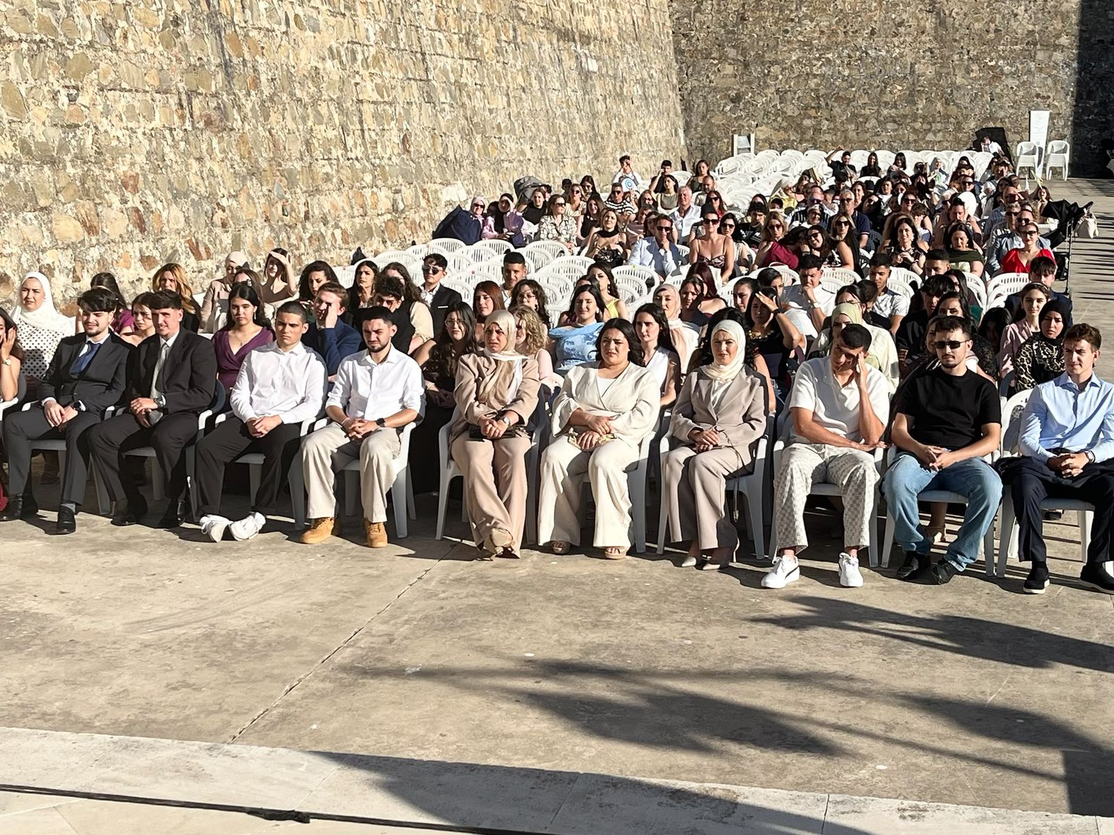 El Almina celebra un multitudinario acto de graduación de 300 alumnos