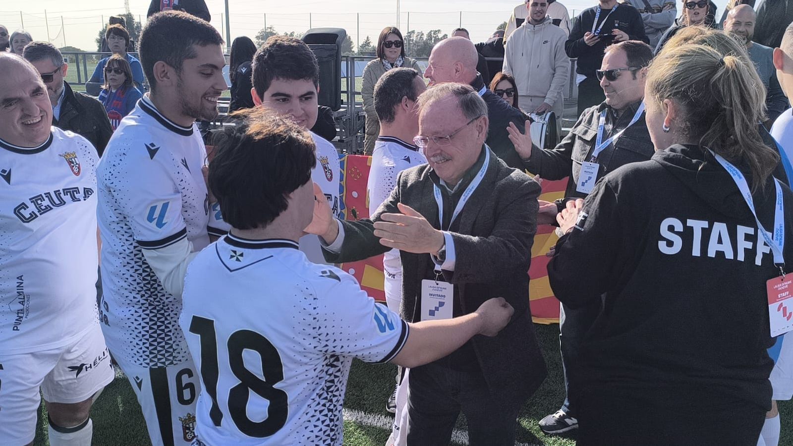 El presidente Vivas co miembros del equipo Genuine