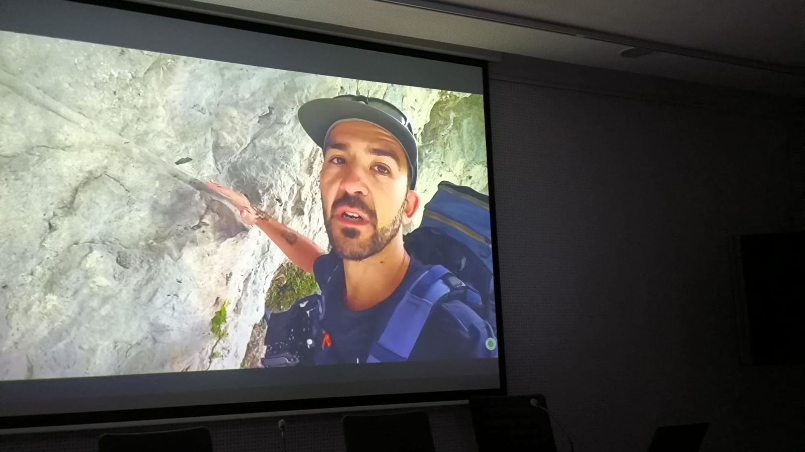 Proyección de un documental en el cineclub del Club Anyera