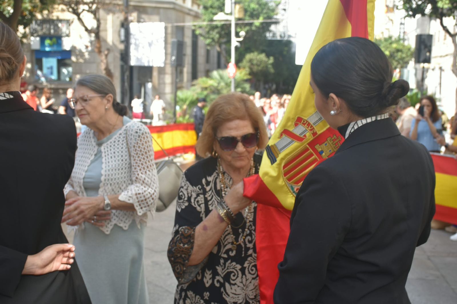 Multitud de ceutíes juran bandera de manera simbólica para mostrar su pertenencia a España