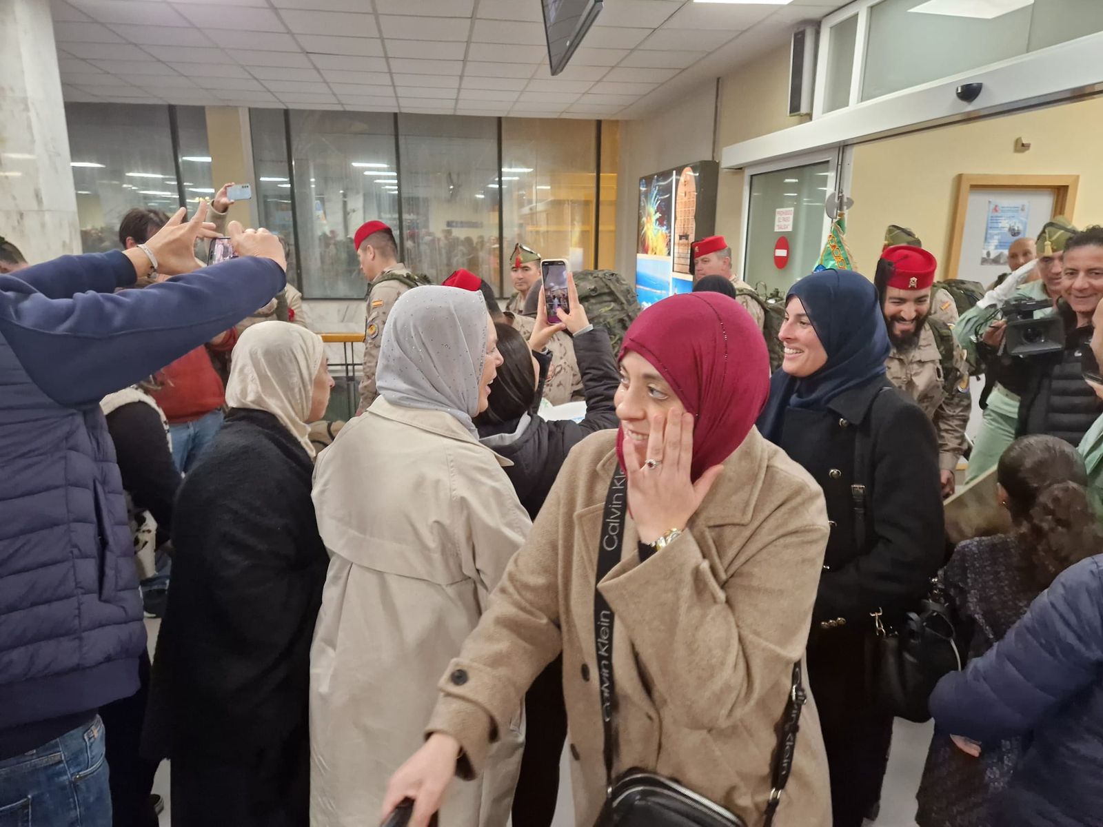 FOTOGALERÍA | De Irak a los brazos de su gente: fotogalería del regreso de la COMGECEU