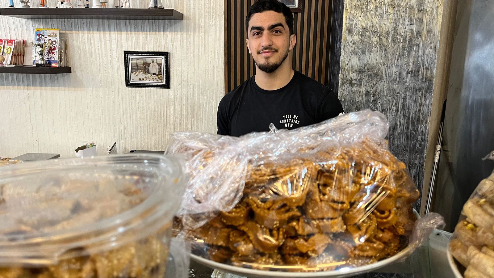Mohamed Abdeselam, en su pastelería de Hadú