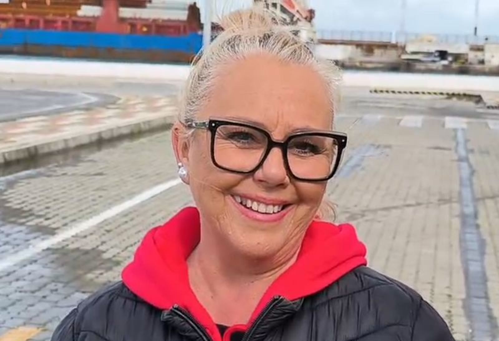 Nieves conversa con Nicol’s.