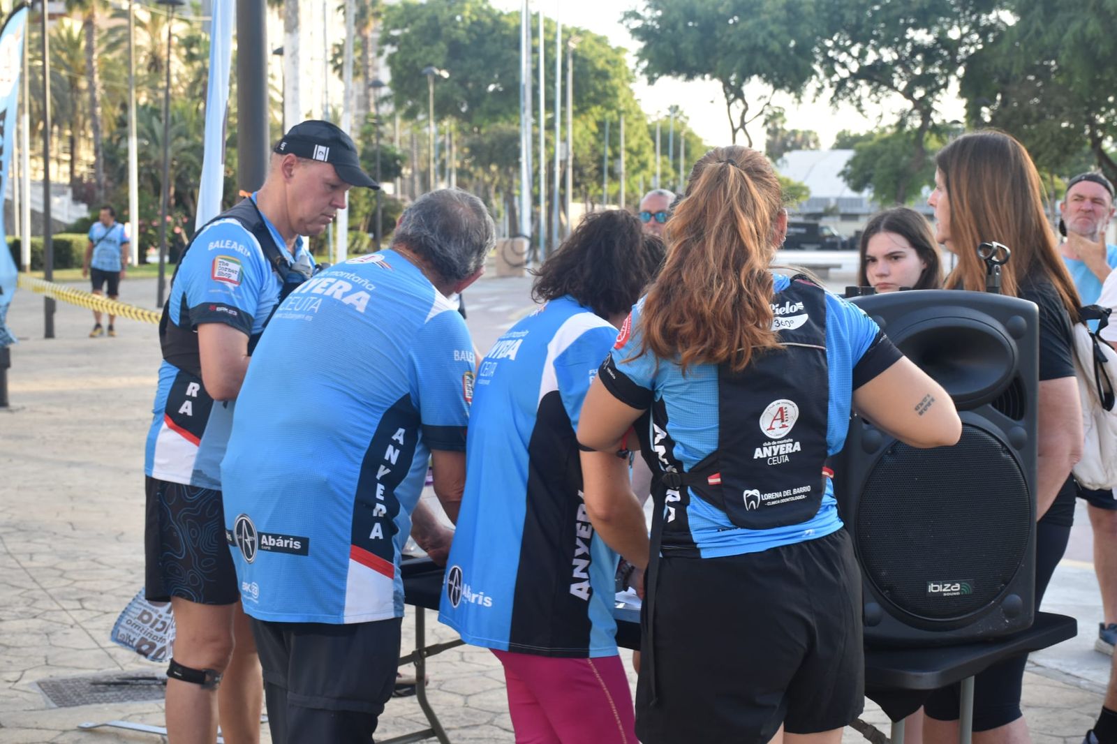 Decenas de senderistas llenan de luz y deporte la XVIII Marcha Nocturna Familiar de Ceuta