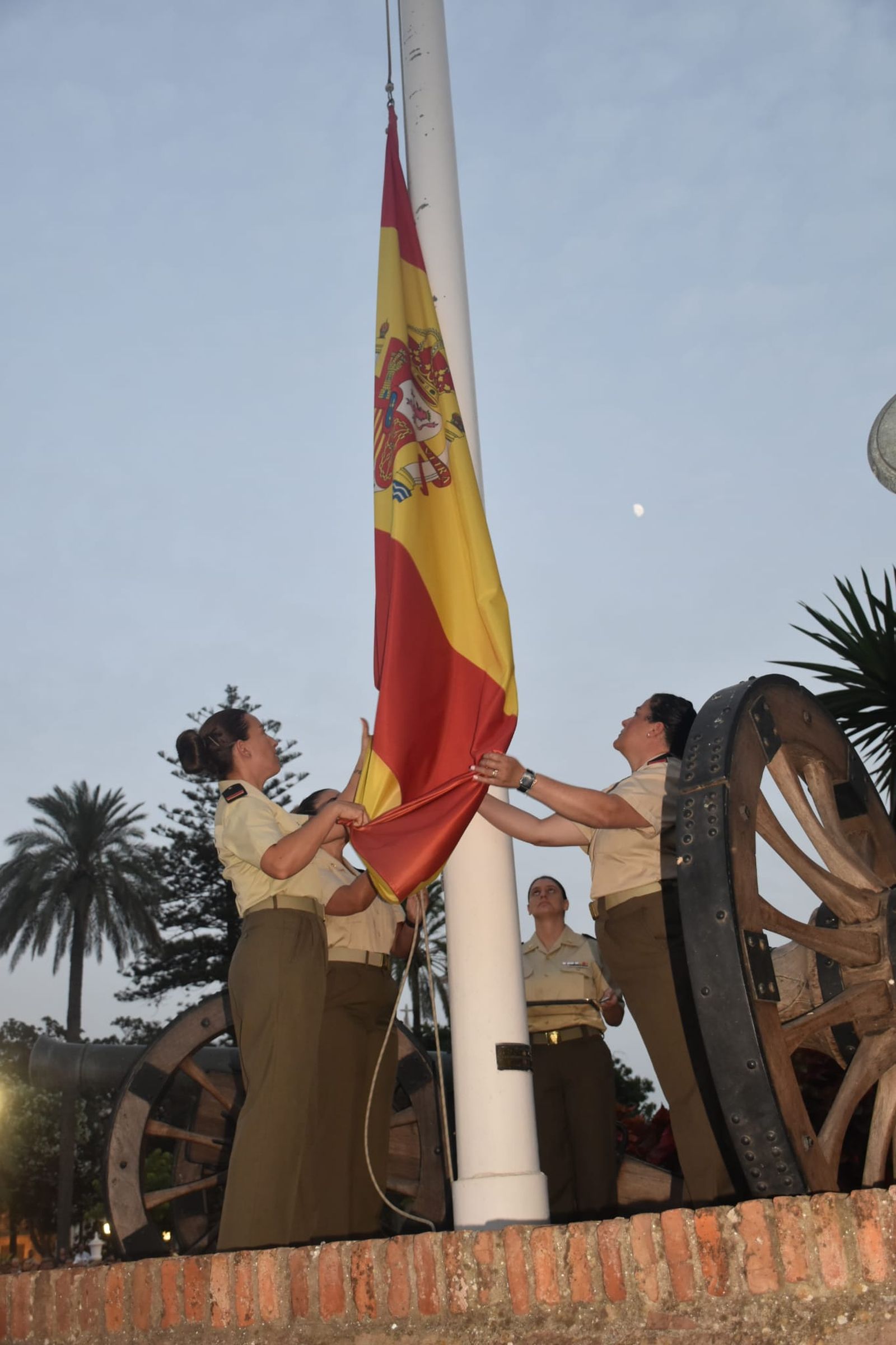 Así fue el arriado de bandera en la plaza de África