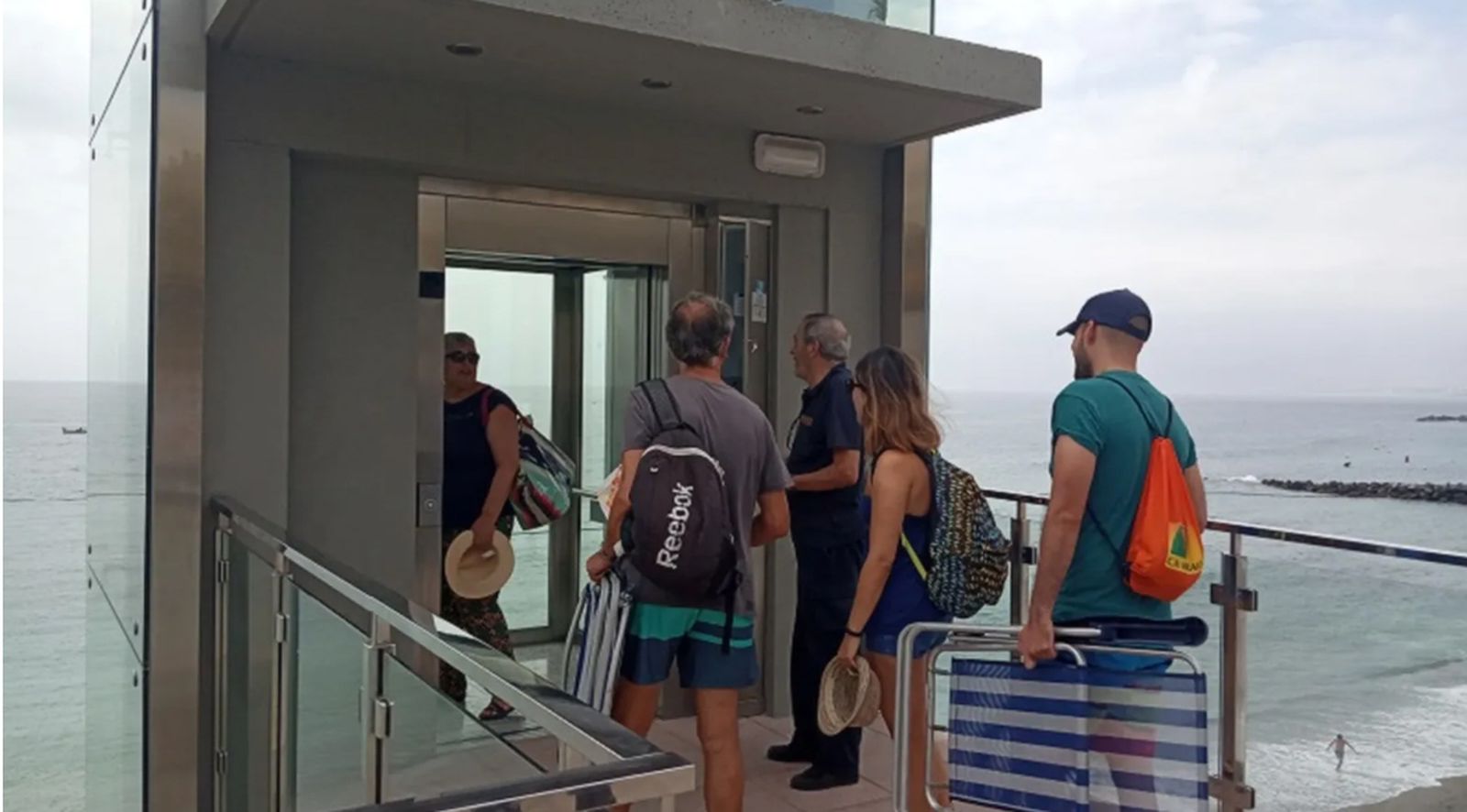 Uno de los ascensores de acceso a la playa utilizado durante el verano