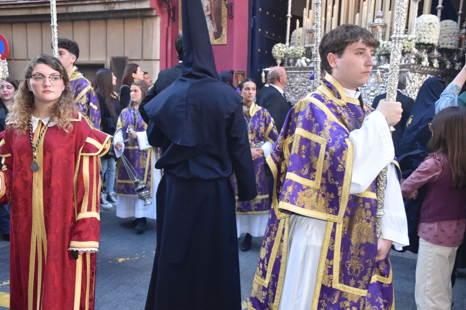Aroma cofrade y estudiantil: Las Penas reina en el Jueves Santo