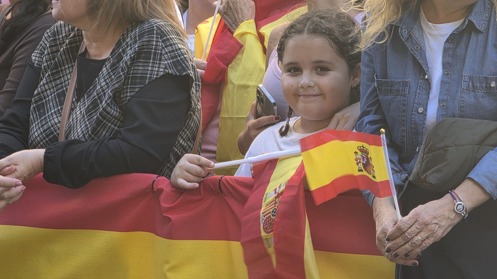 Los Reyes de España mostraron su cercanía con los vecinos de Manzanera