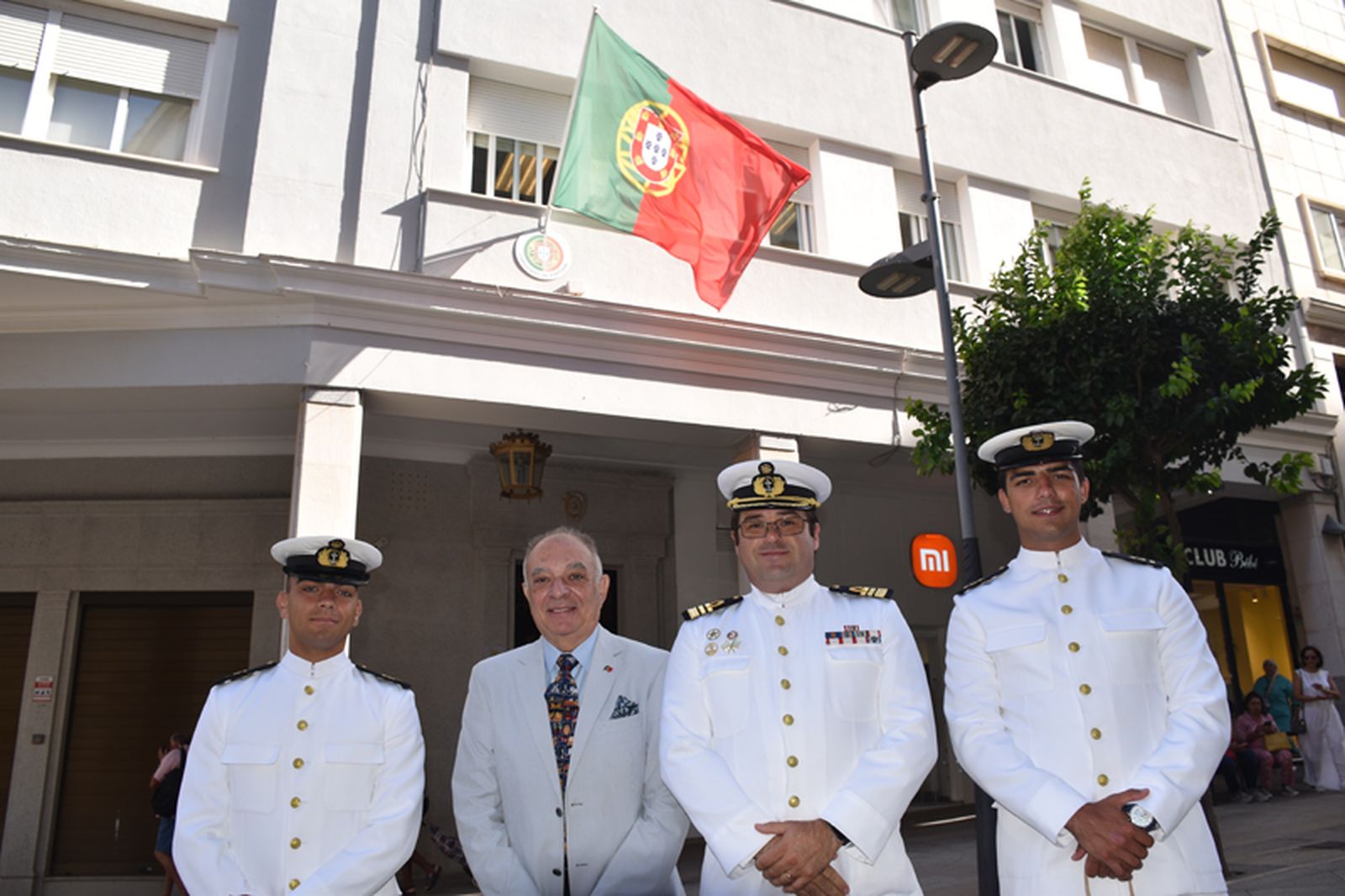 El cónsul y los tres militares a las puertas del Consulado de Portugal en Ceuta. / FOTO NICOL´S