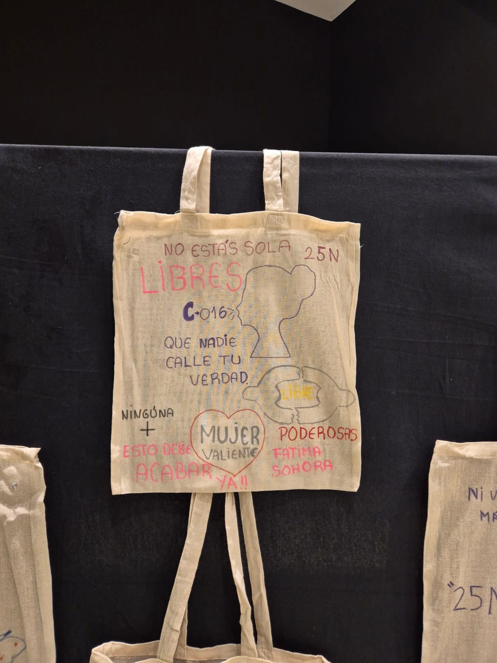 Exposición de piezas realizadas en tela por los internos de Fuerte Mendizabal