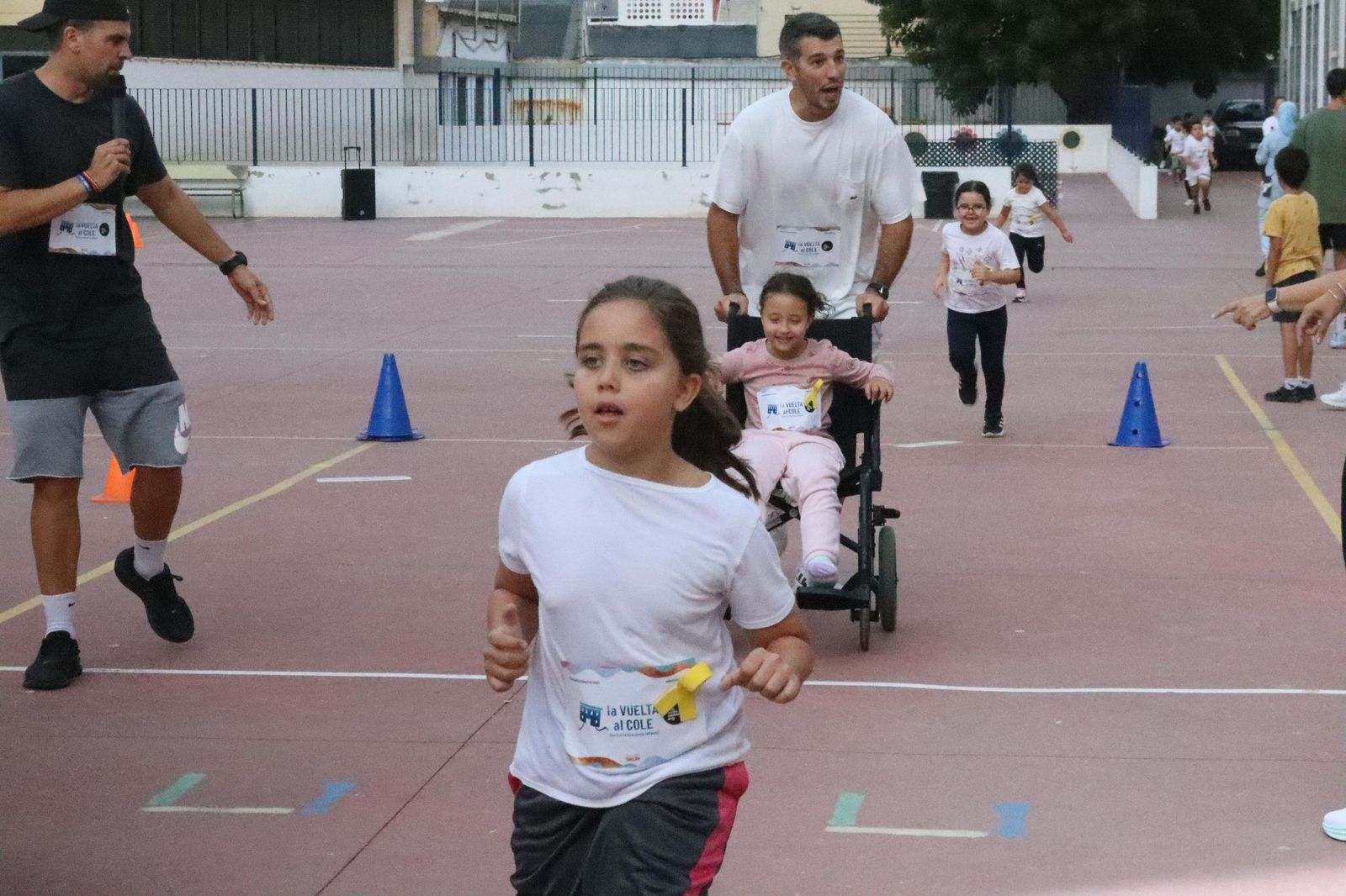 FOTOGALERÍA | Así vivieron “La Vuelta al Cole contra la leucemia infantil” en el CEIP Maestro José Acosta