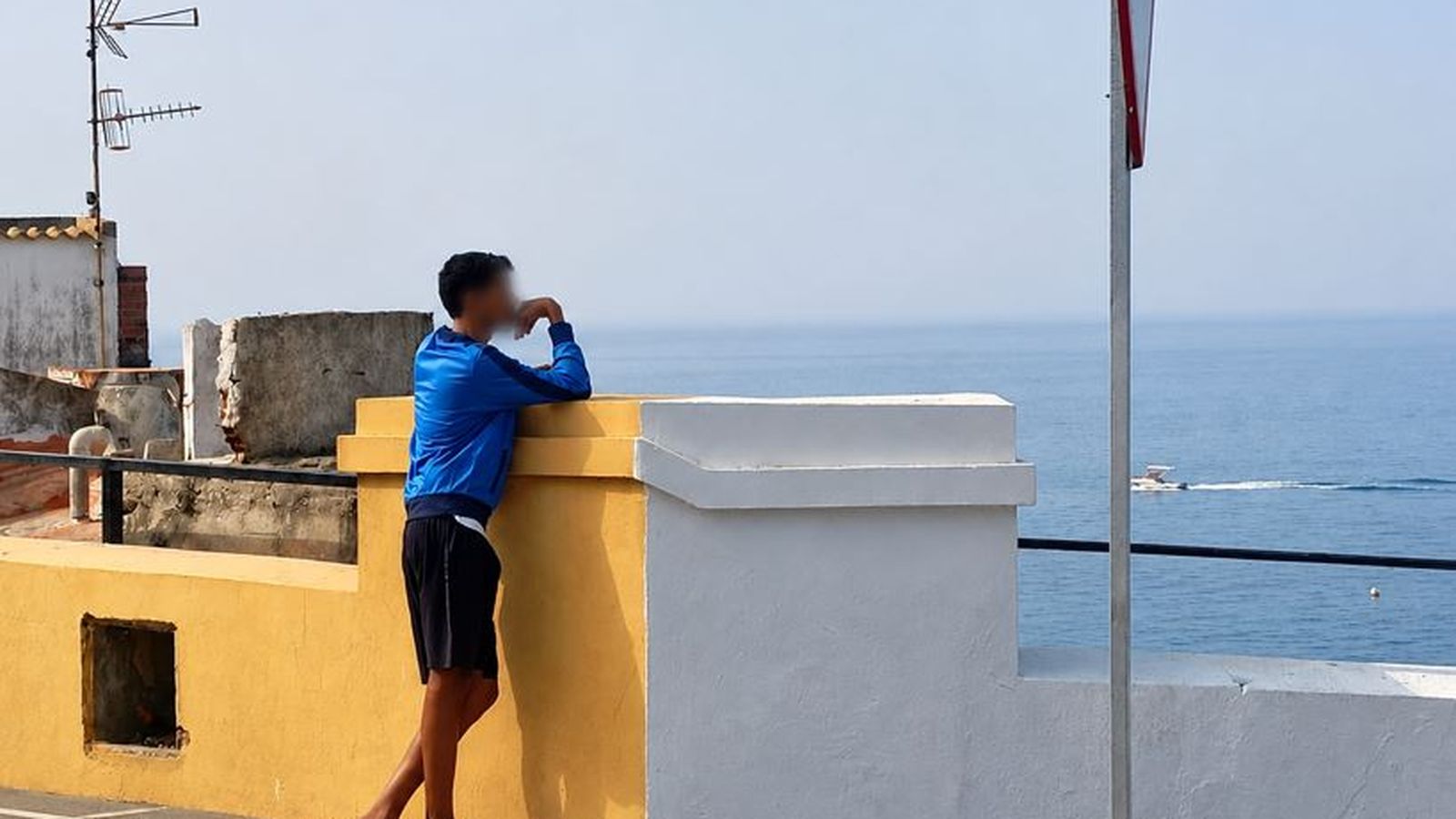 Un joven mira hacia Marruecos desde los alrededores de la Jefatura Superior de Policía
