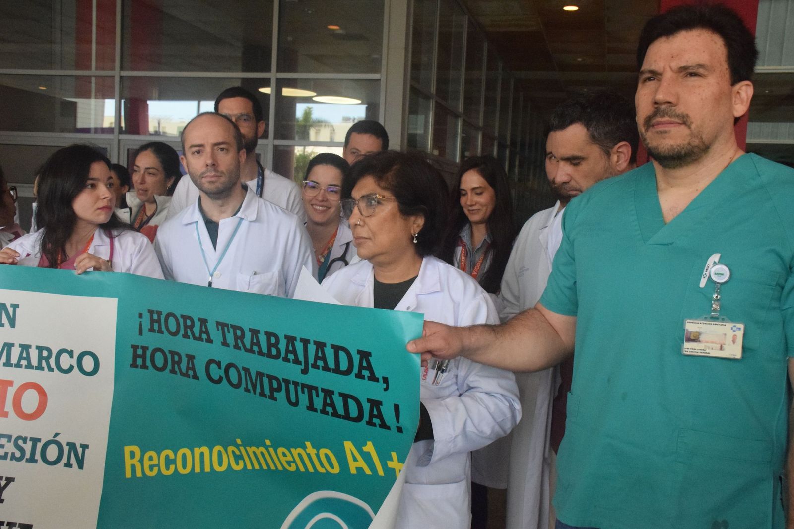 Concentración de médicos a las puertas del HUCE durante el primer día de huelga nacional de marzo