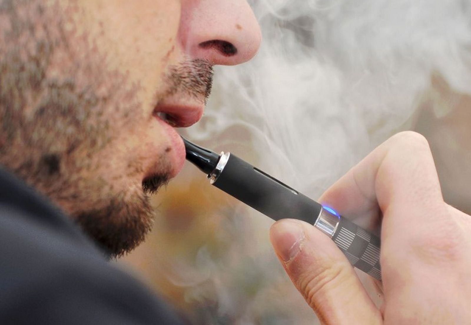 Un hombre fumando de un vaper. / FOTO EL PUEBLO