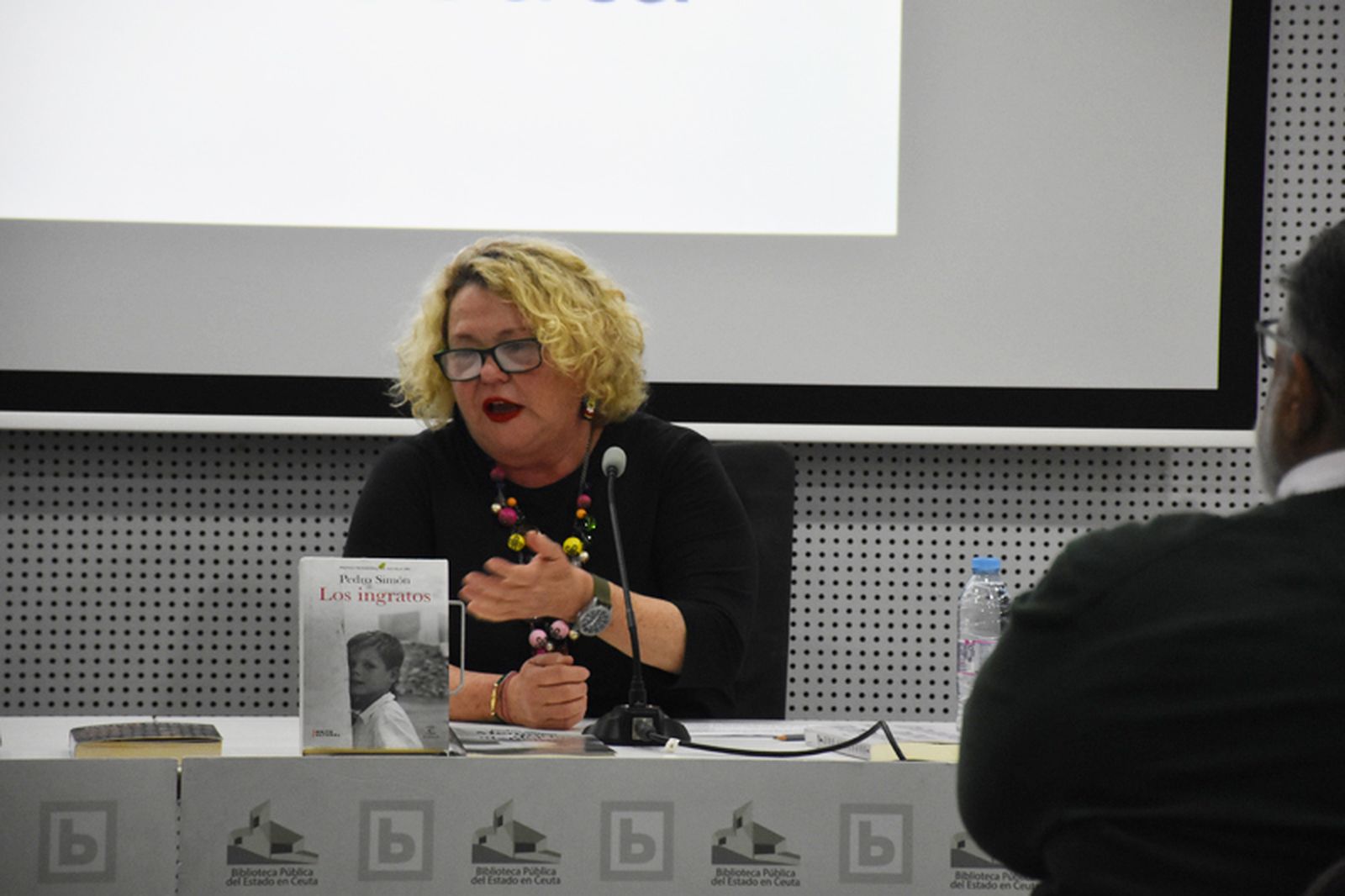 La responsable del club de lectura y coordinadora de la Biblioteca Miguel Ángel Blanco, Yolanda Carbonell. / FOTO G.S.