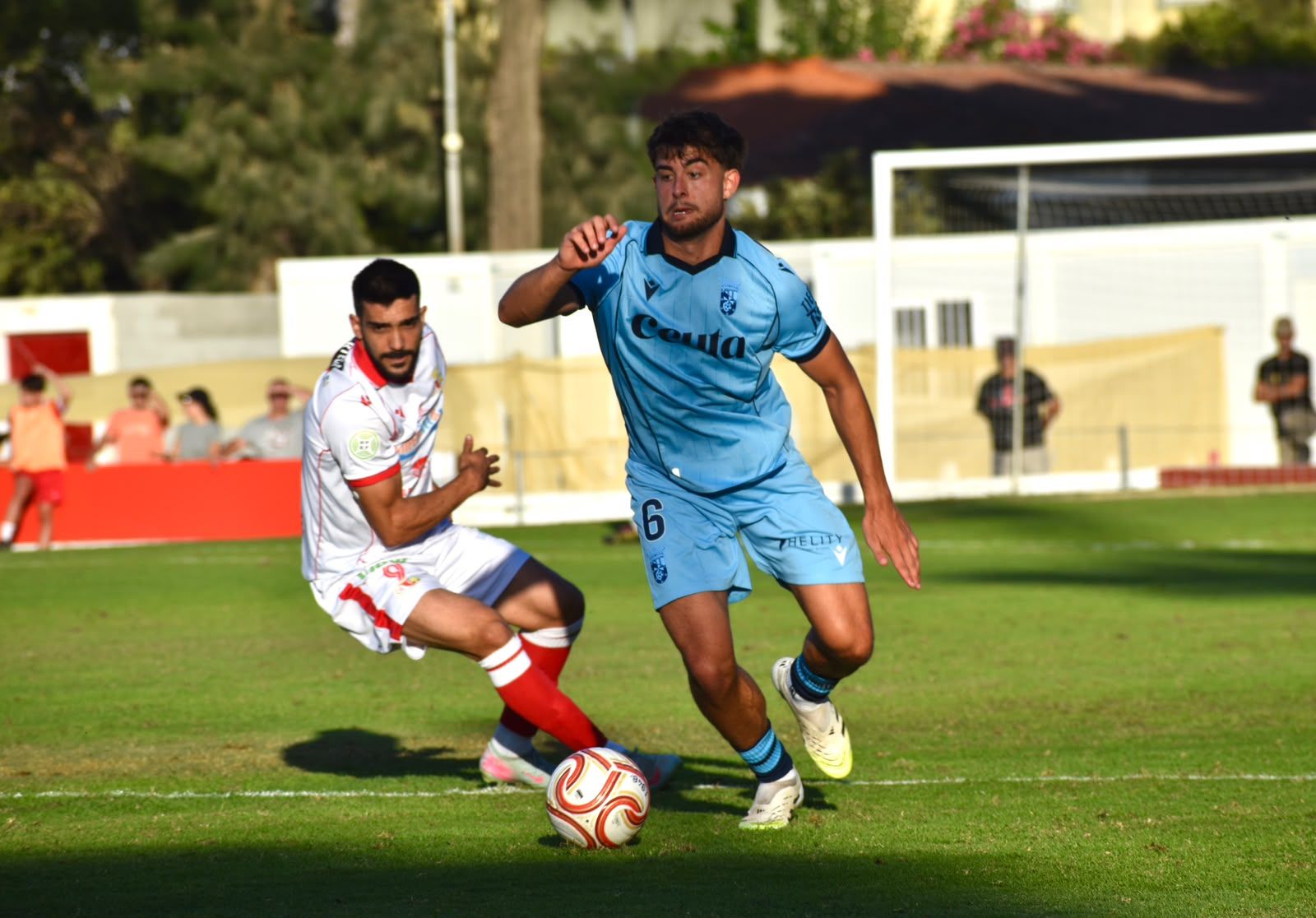 Dos jugadores del Ceuta B y del Chiclana disputan un balón